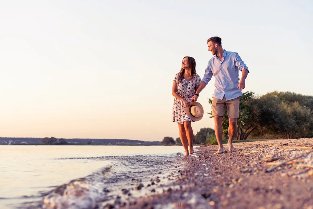 Midwest-romantic-getaways-couple-beach.jpg