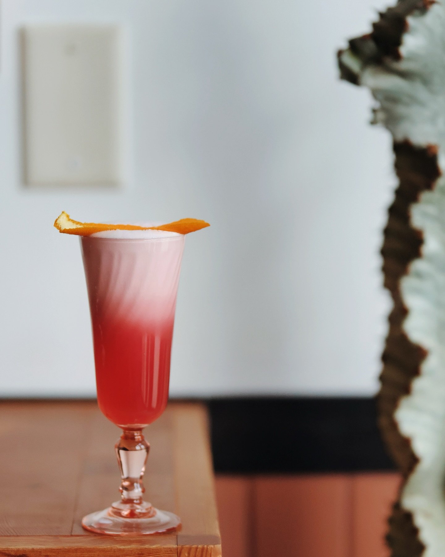 Ghia Sour 🍋 one of our fav NA drinks. 

ghia apertif, lemon, lime, egg white, simple 🩷 
both bright and bitter, very similar to an Italian amaro - Sweet on the front, with notes of Japanese yuzu, and the invigorating notes of lemon balm, orange and