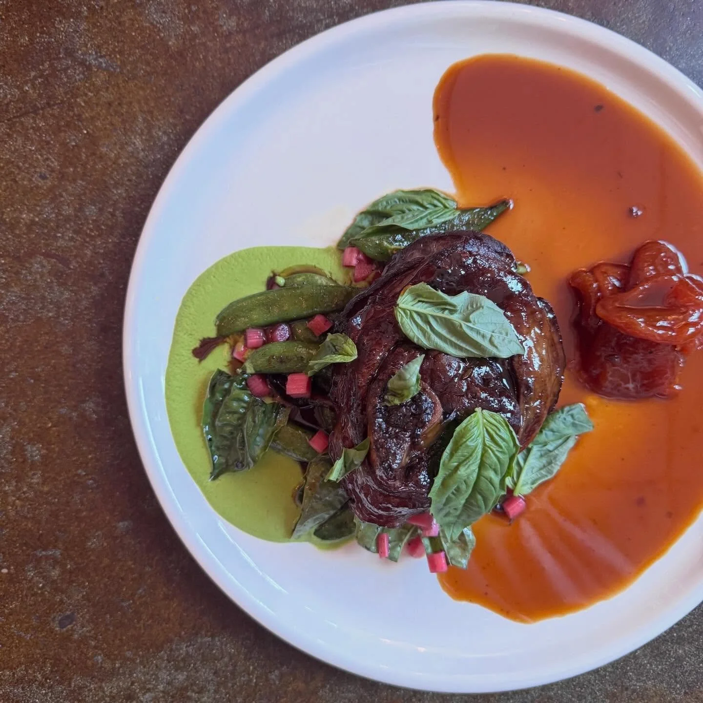 LAMB OSSO BUCCO

apricot bordelaise, charred snap peas, poached apricot, pickled rhubarb, basil

spring has sprung over here, come stave off those sunday scaries 🌱

Here tonight, 4-9 HAPPY HOUR 4-6 😘

#bellinghamrestaurants #lamb #springhassprung #