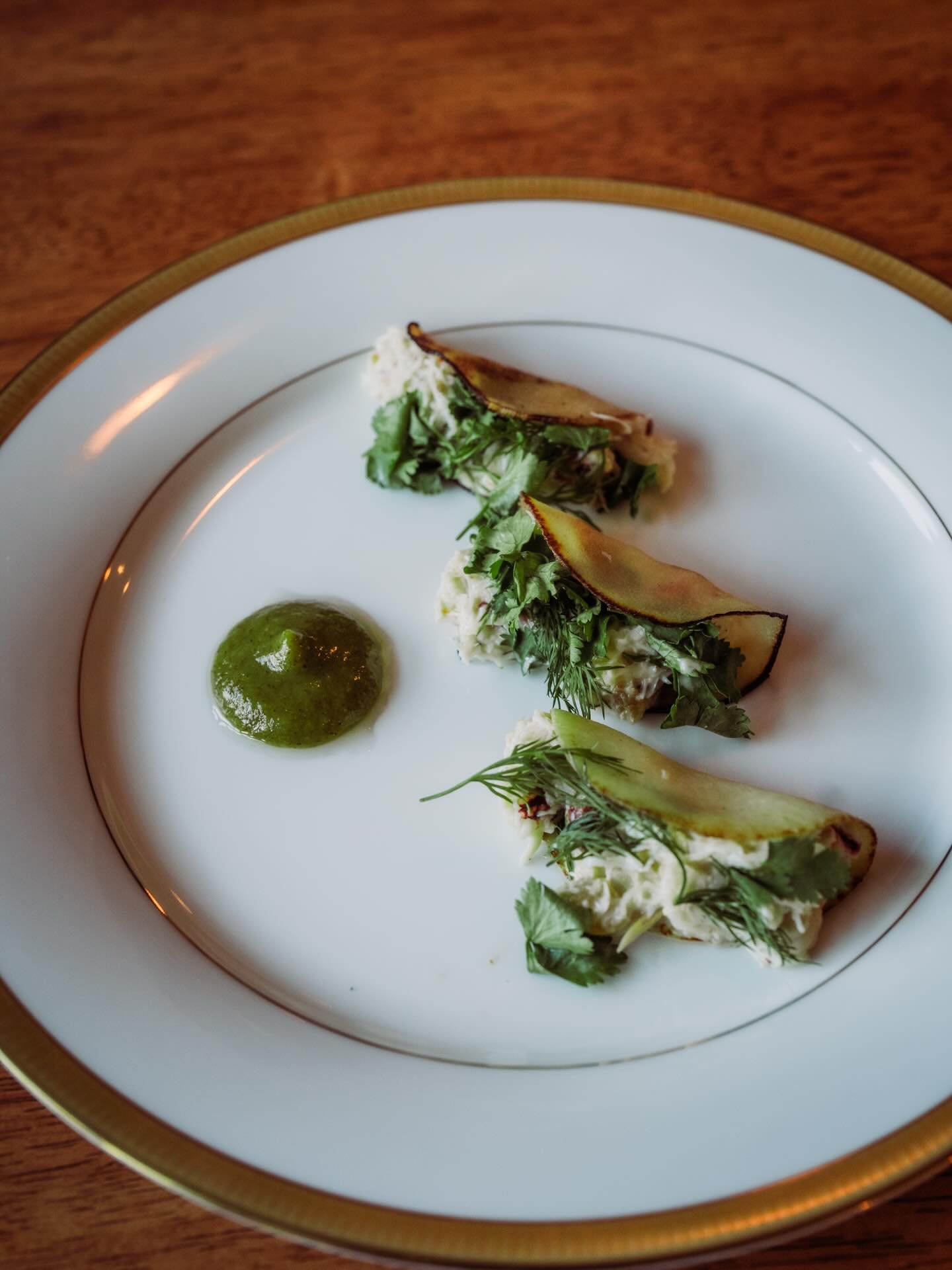 Happy Sunday Bellingham 🦀 

DUNGENESS CRAB

tajin coconut yogurt, grilled &amp; pickled pineapple, dill, cilantro, kohlrabi tortilla, kiwi-serrano salsa

Come see us, 4-9 

📸 @thefoxes 

#bellinghamexperience #bellingham #seafood #farmtotable #eatl