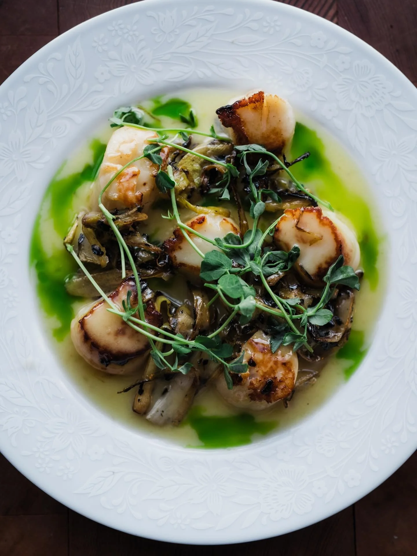 WEATHERVANE SCALLOPS

charred leeks in vinaigrette, beurre monte, leek top oil, pea shoots, smoked trout roe

Open tonight 4-9, reservations encouraged but walk ins always welcome 🩵

📸 @thefoxes 

#farmtotable #eatlocal #bellinghamexperience #belli