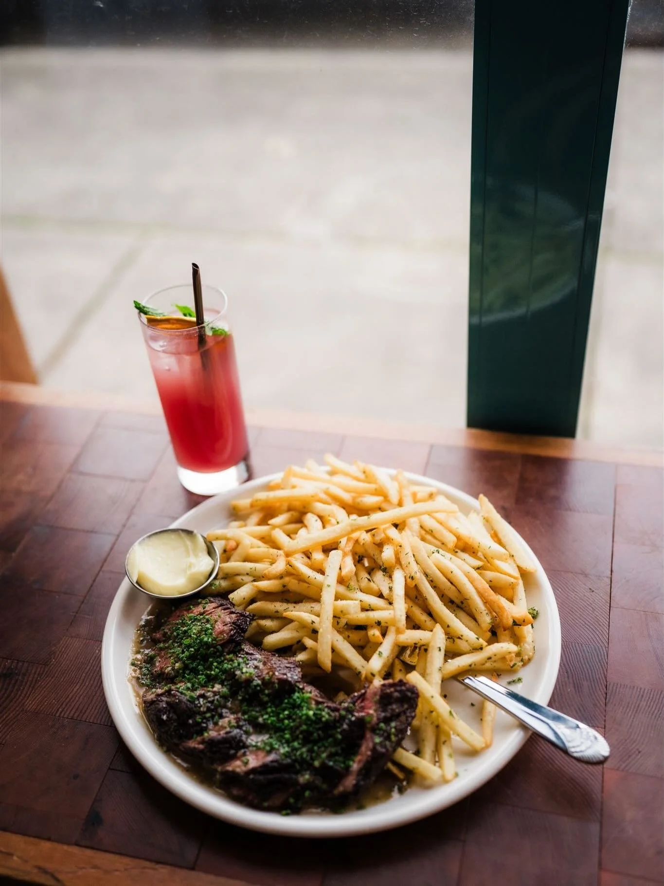 Welcome back Wednesday, you saucy queen! Can we just have a moment for the fry ratio&hellip; 🍟 🔥 

We are open from 4-9 with happy hour from 4-6 and dang we&rsquo;d love to see your beautiful faces. 

📸 @thefoxes 

#bellingham #steak #happyhour #f