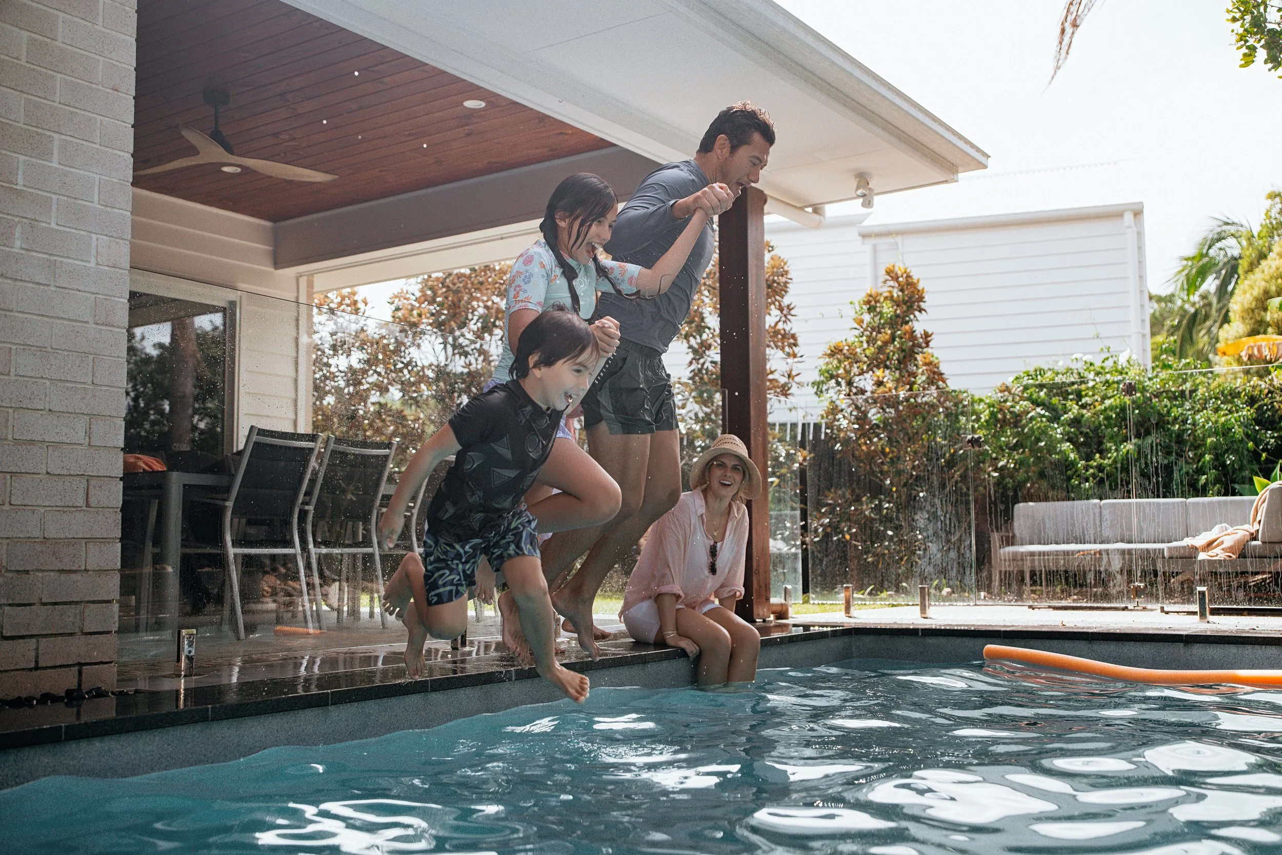 00031_FAMILY_PLAYING_POOL_BACKYARD_06000.jpg