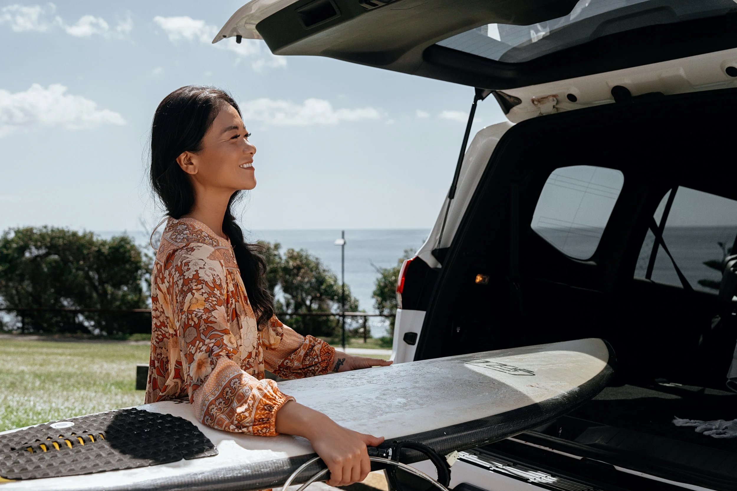 00031_SINGLE FEMALE_LOADING 4WD WITH SURFBOARD_03900.jpg