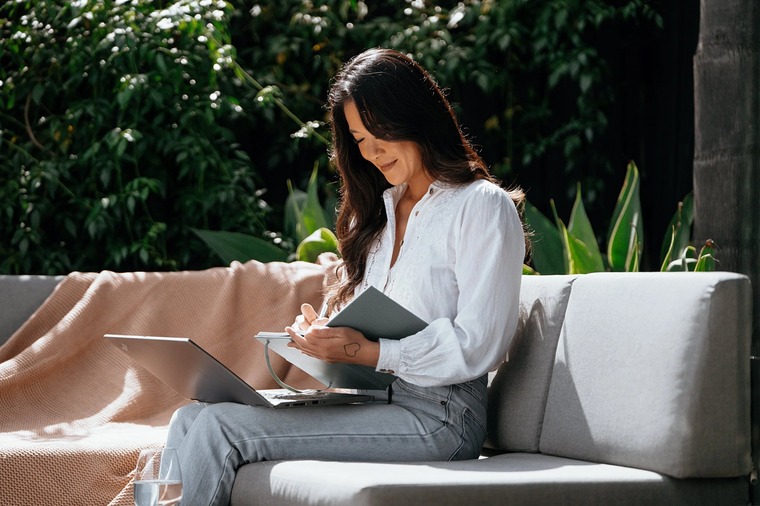 00031_FEMALE_RELAXING_WITH_LAPTOP_AT_HOME_OUTDOORS_00531.jpg