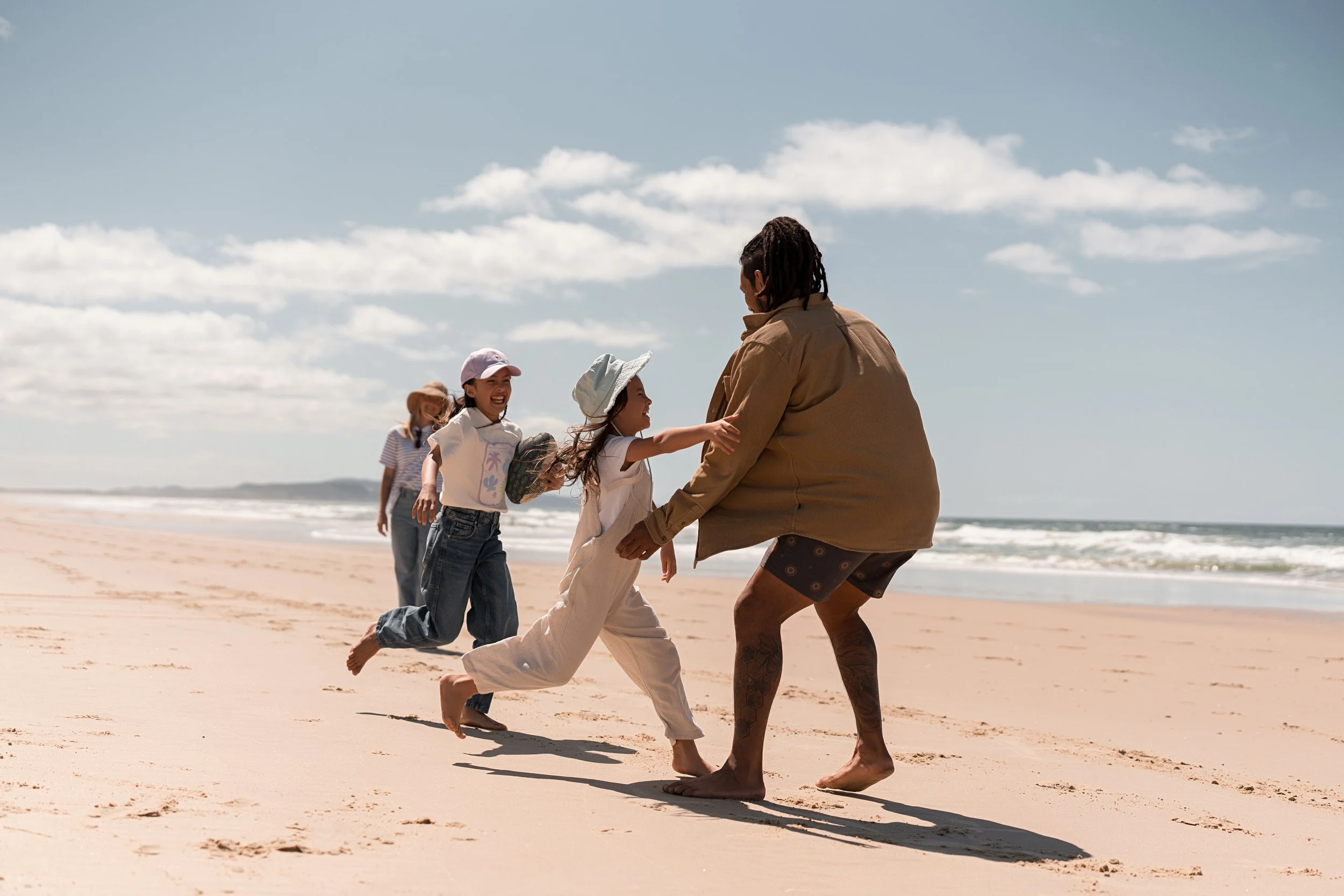 FAMILY_PLAYING_ON_BEACH_4WD_UTE-07991.jpg