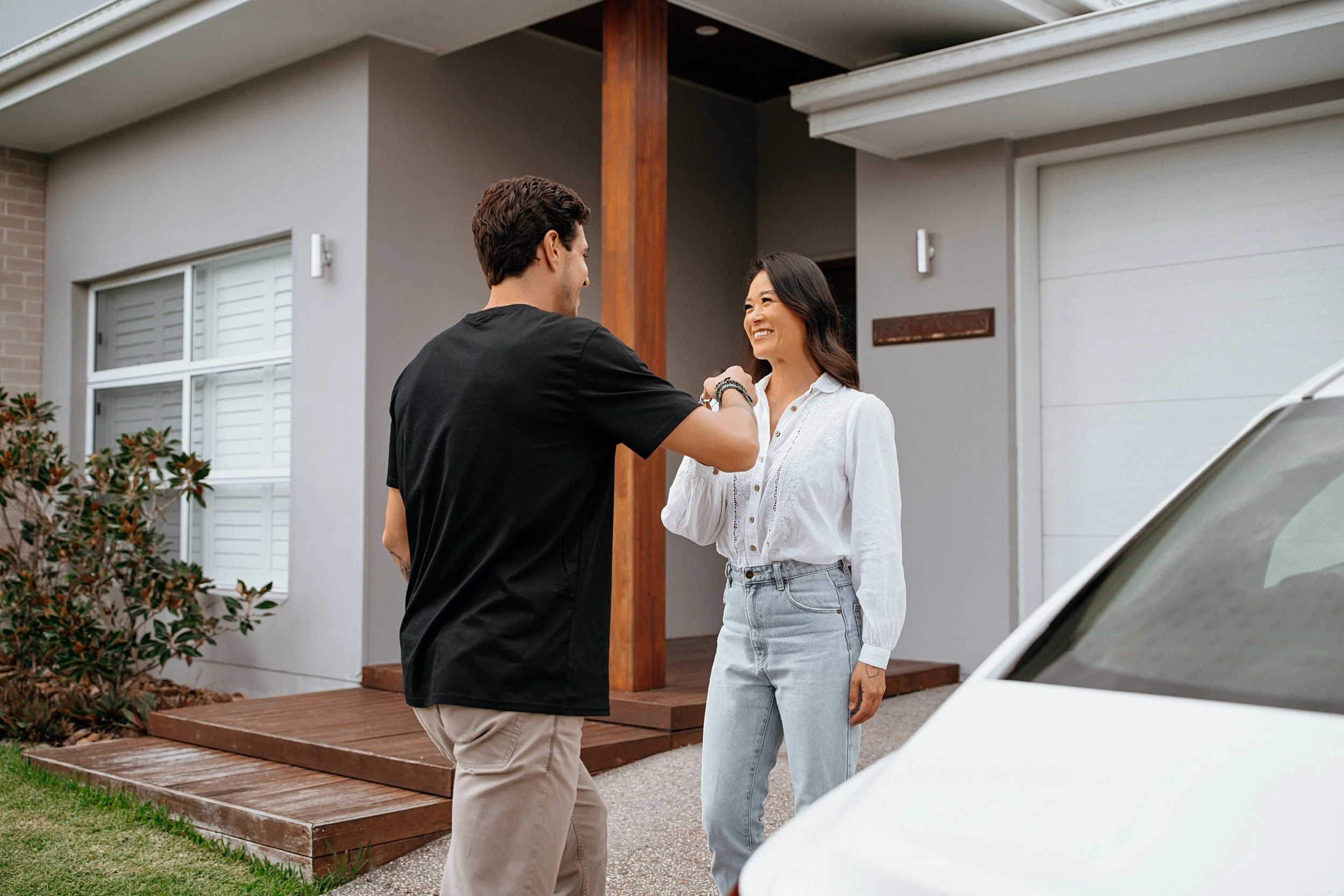 00031_FEMALE_MALE_KEY_EXCHANGE_VEHICLE_PARKED_HOME_01922.jpg