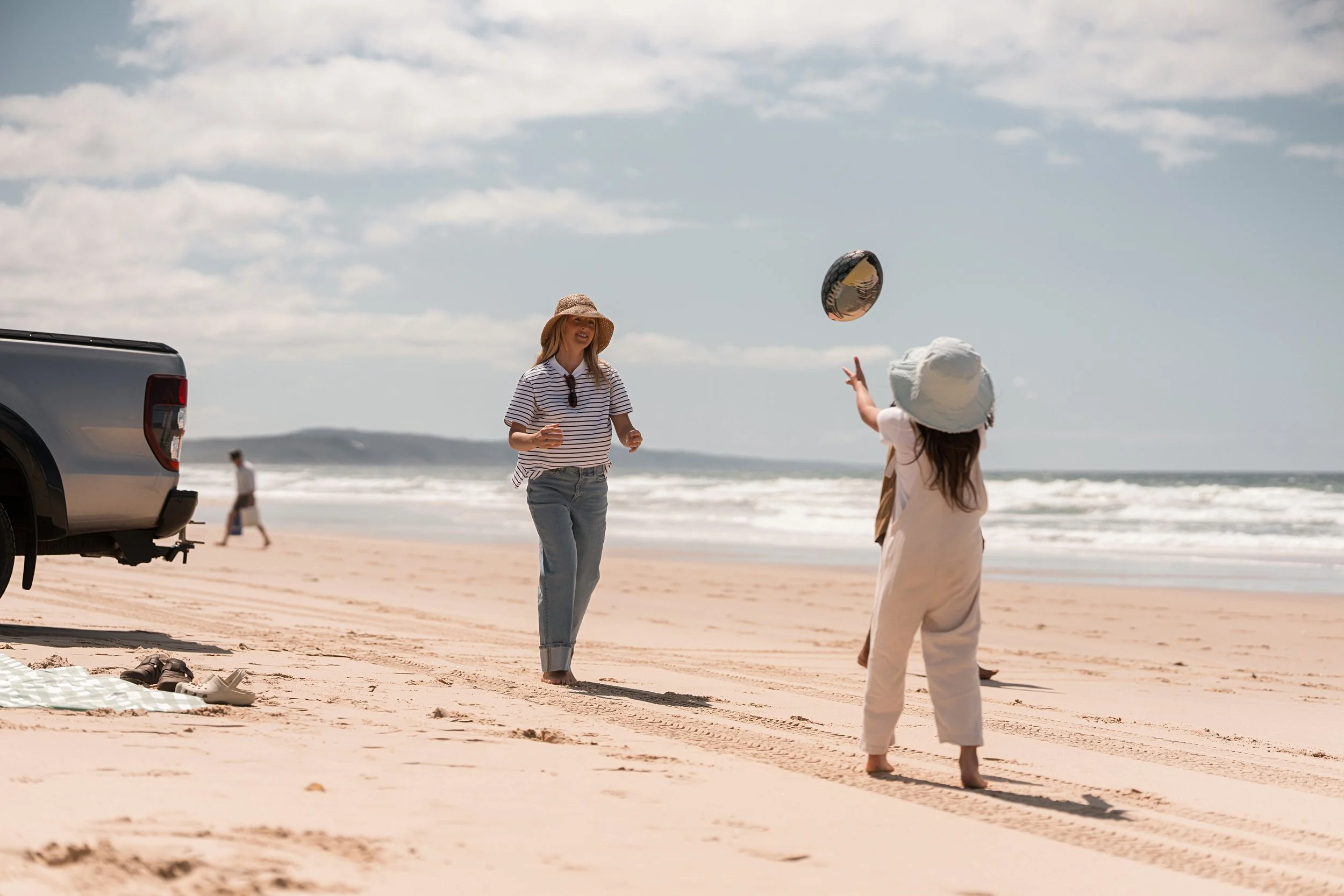 FAMILY_PLAYING_ON_BEACH_4WD_UTE-07798.jpg