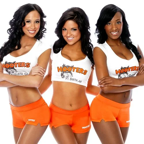 Hooters-girls-trio2.jpg