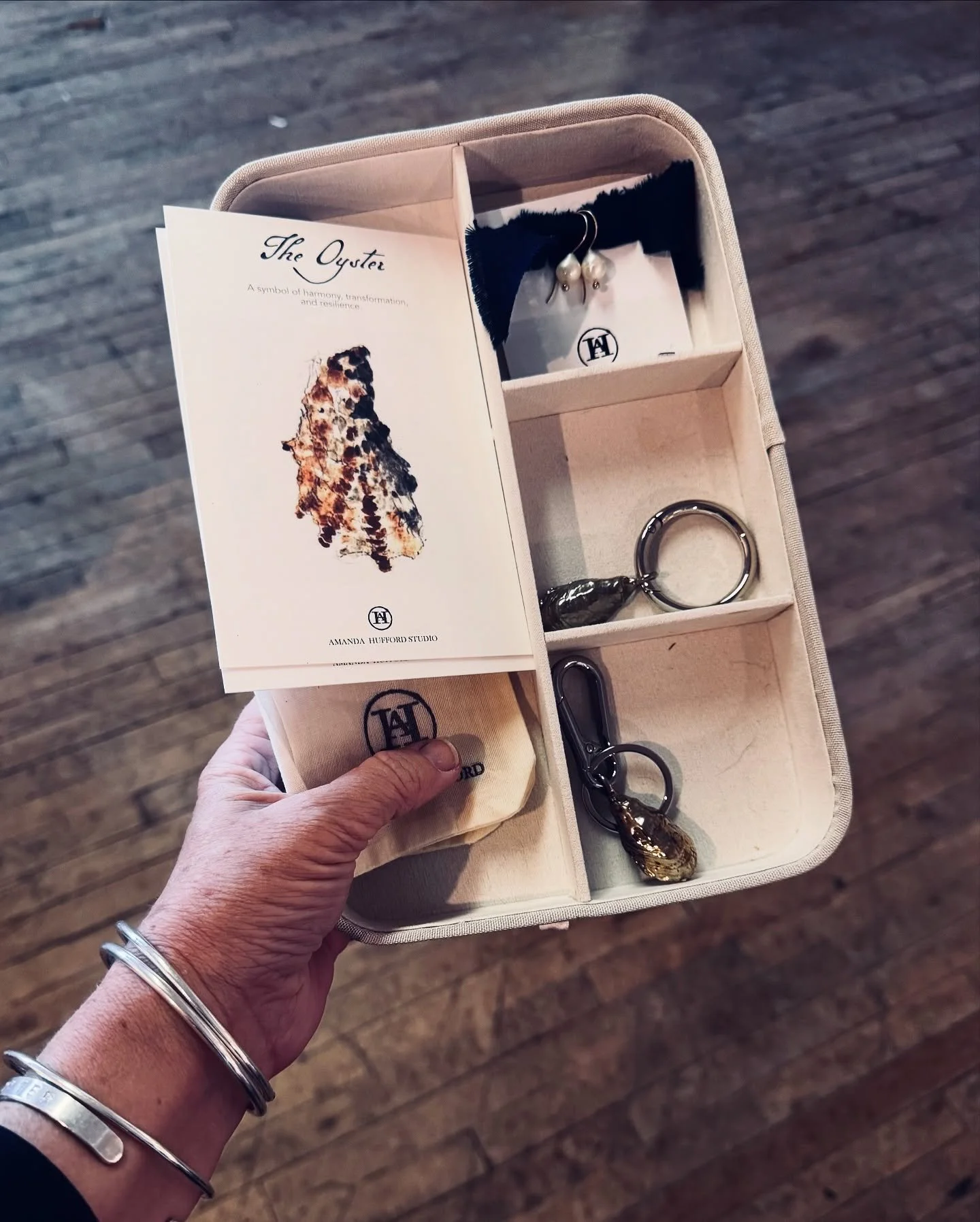 I 🖤 making in person deliveries! 

Even better- being welcomed with big smiles dropping these lovelies by the gallery shop at @tagarthp !

Hand crafted jewelry and accessories that celebrate North Carolina&rsquo;s craft and coastal heritage! Go chec