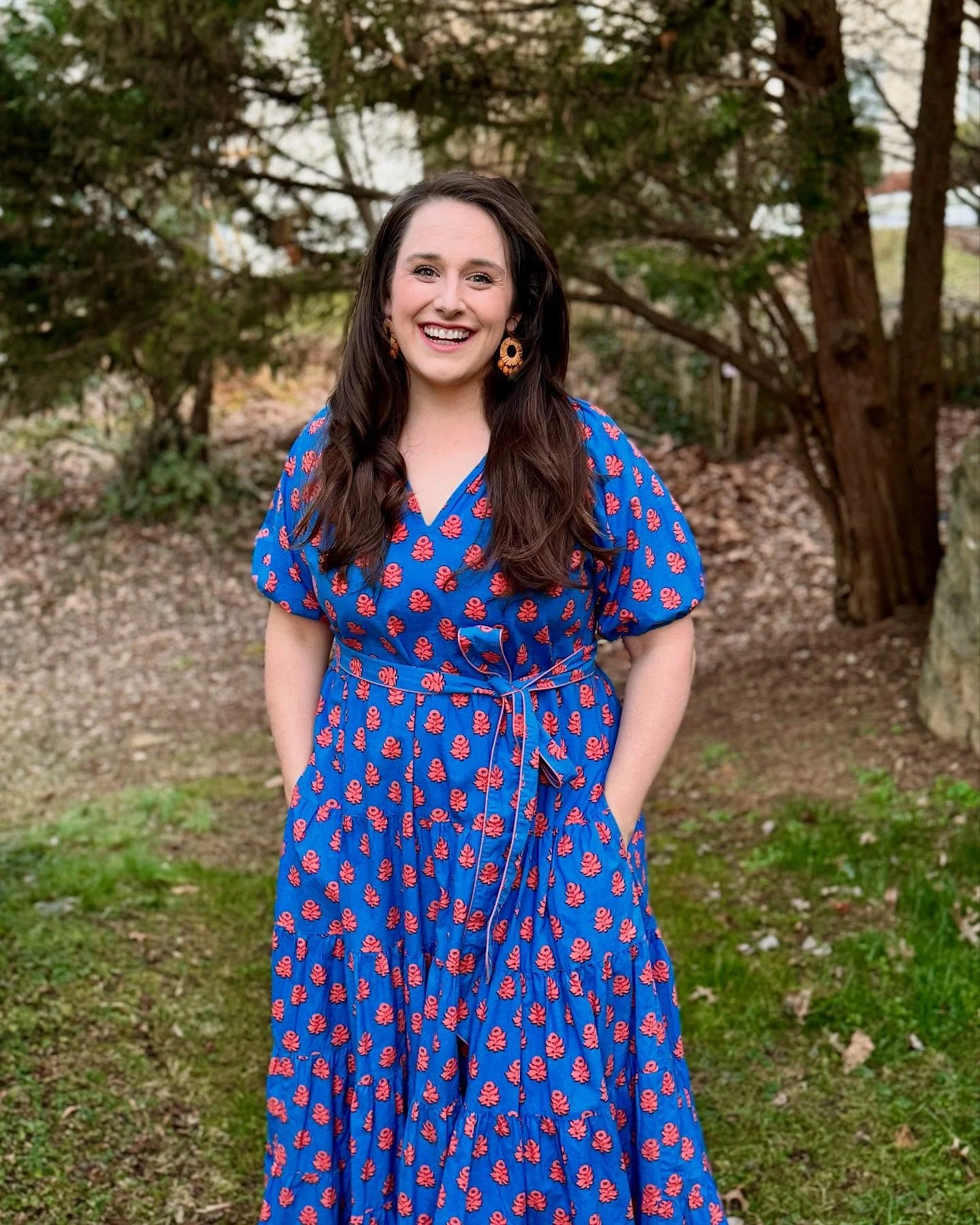 Thank you for visiting! 
My name is Chelsea 👋🏻 I create vibrant, textured pieces that blend bold colors, patterns, and layers.  I enjoy baking sourdough, trying local coffee shops, fall foliage, and exploring waterfalls.