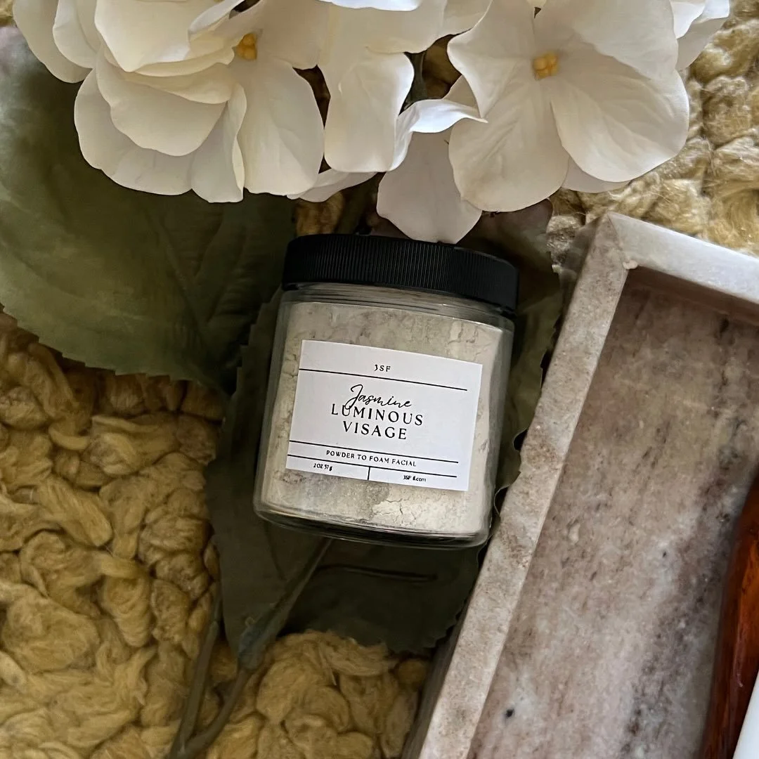 Powder to power, naturally refined.
A luxe, waterless polish for instant luminosity. This powder-to-cream treatment gently exfoliates to smooth texture, refine the look of pores, and boost glow&mdash;without stripping. Activate with a few drops of wa