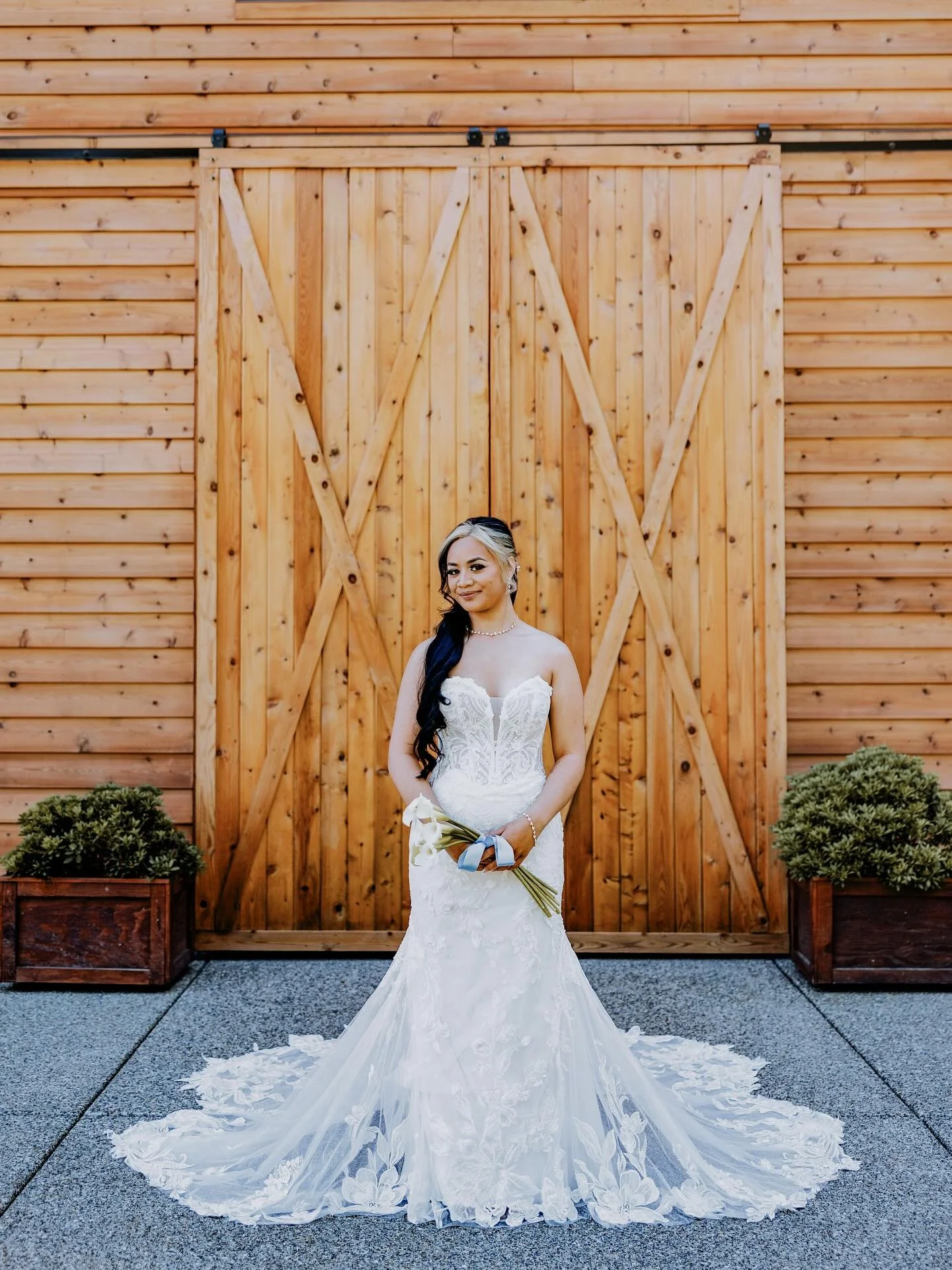 The perfect blend of elegance and rustic charm. This timeless bridal look shines against the warm tones of the barn backdrop. πΎπ
Photographer @anchorandlacephoto 
Venue @edlynnfarm 
Dj @unathedj 
Catering @3bakersdozen 
#pnw #pnwwedding #seattlew