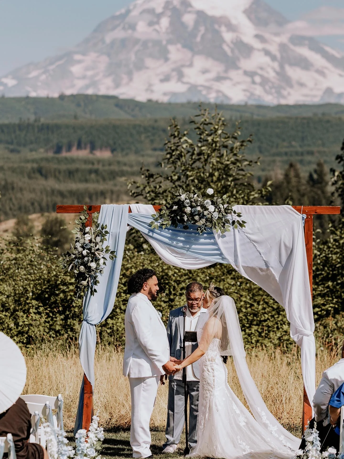 Does a ceremony backdrop get better than this??? π±ππ€
Photographer @anchorandlacephoto 
Venue @edlynnfarm 
Dj @unathedj 
Catering @3bakersdozen 
#pnw #pnwwedding #seattleweddingplanner #pnwweddingcoordinator #tacomaweddingplanner #2026bride #enga