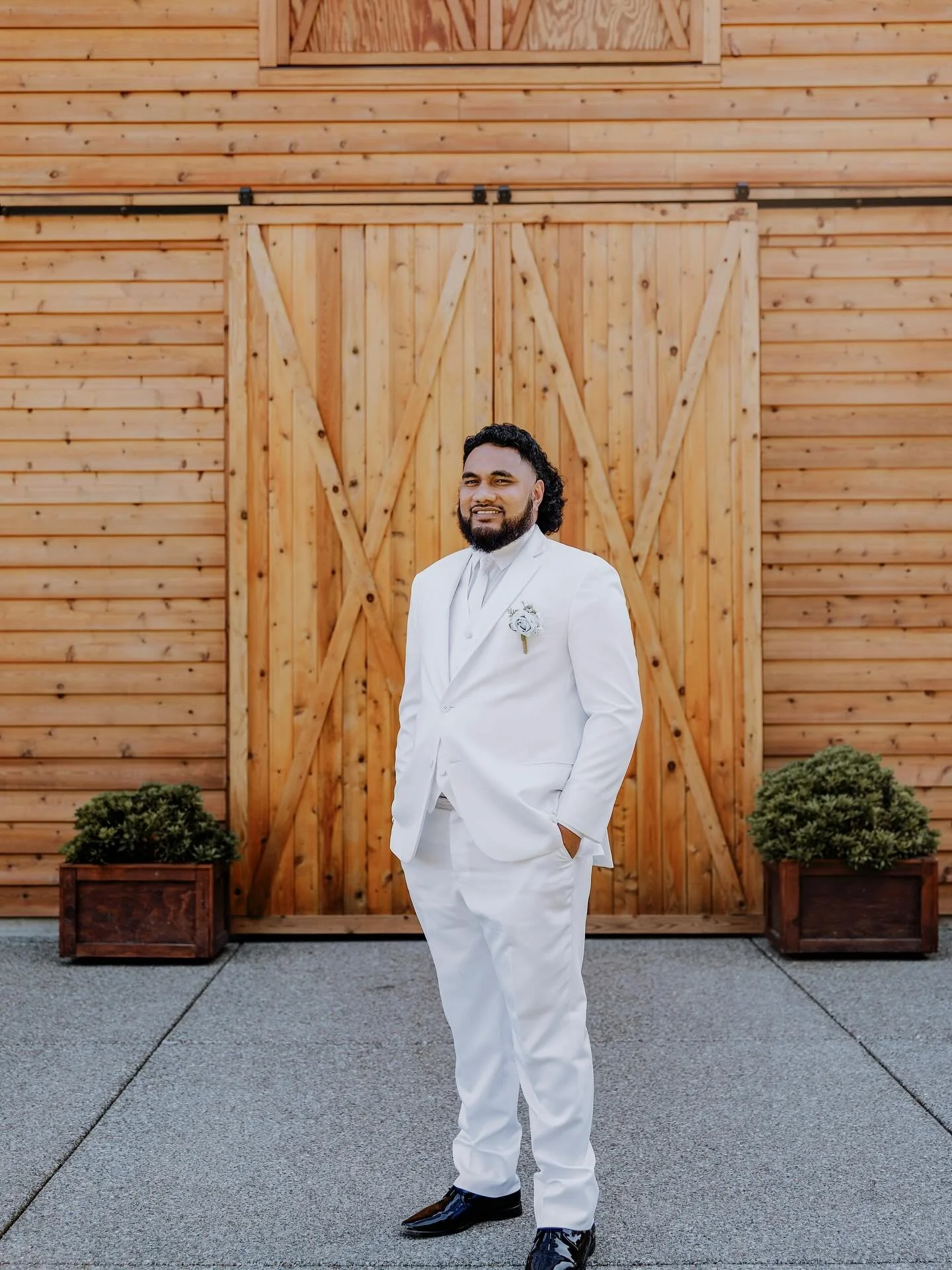 Loved this grooms all white attire! So classy!
Photographer @anchorandlacephoto 
Venue @edlynnfarm 
Dj @unathedj 
Catering @3bakersdozen 
#pnw #pnwwedding #seattleweddingplanner #pnwweddingcoordinator #tacomaweddingplanner #2026bride #engaged #pnw
