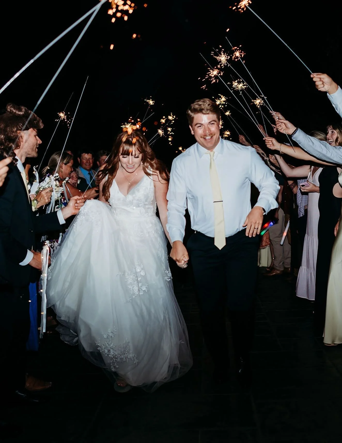 The end to your most perfect day π€ grand exits are so much fun! All your favorite people lining up to send you off in style! What do you think? Would you do a grand exit? 
Venue @legacyfarmswa
Coordinator @goldenhourplanningandsolutions
Photographe
