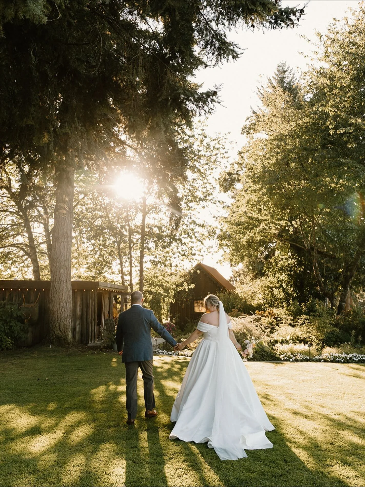 πΆ Find something you can hold onto. Find someone who’ll be there for you. Cause that’s all that really matters in the end πΆ 
So beyond true and it couldn’t be more true for these two love birds. Cody and Leigh are pure perfection