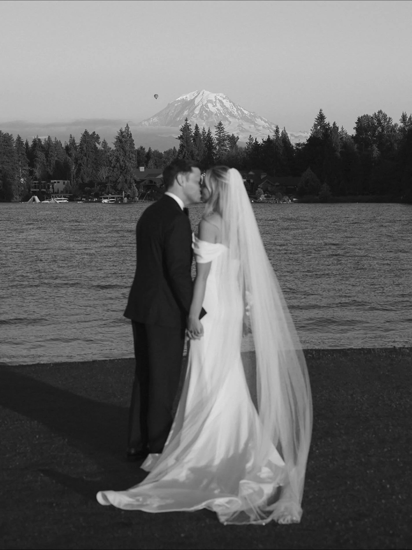 There’s just something so stunning about a classic black and white photo. This one with Mount Rainier in the backdrop is so gorgeous and deserved a permanent spot on my feed. 
I’ve had the pleasure of working with @gina.paulson several t
