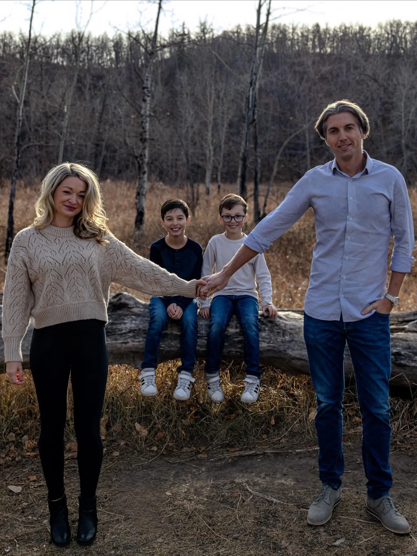 Golden grass, soft light, and beautiful families. Perfect start to our Winter Minis. 

If you&rsquo;ve been waiting to update your family photos, now&rsquo;s the time.
📩 DM to grab one of the last spots of the year.