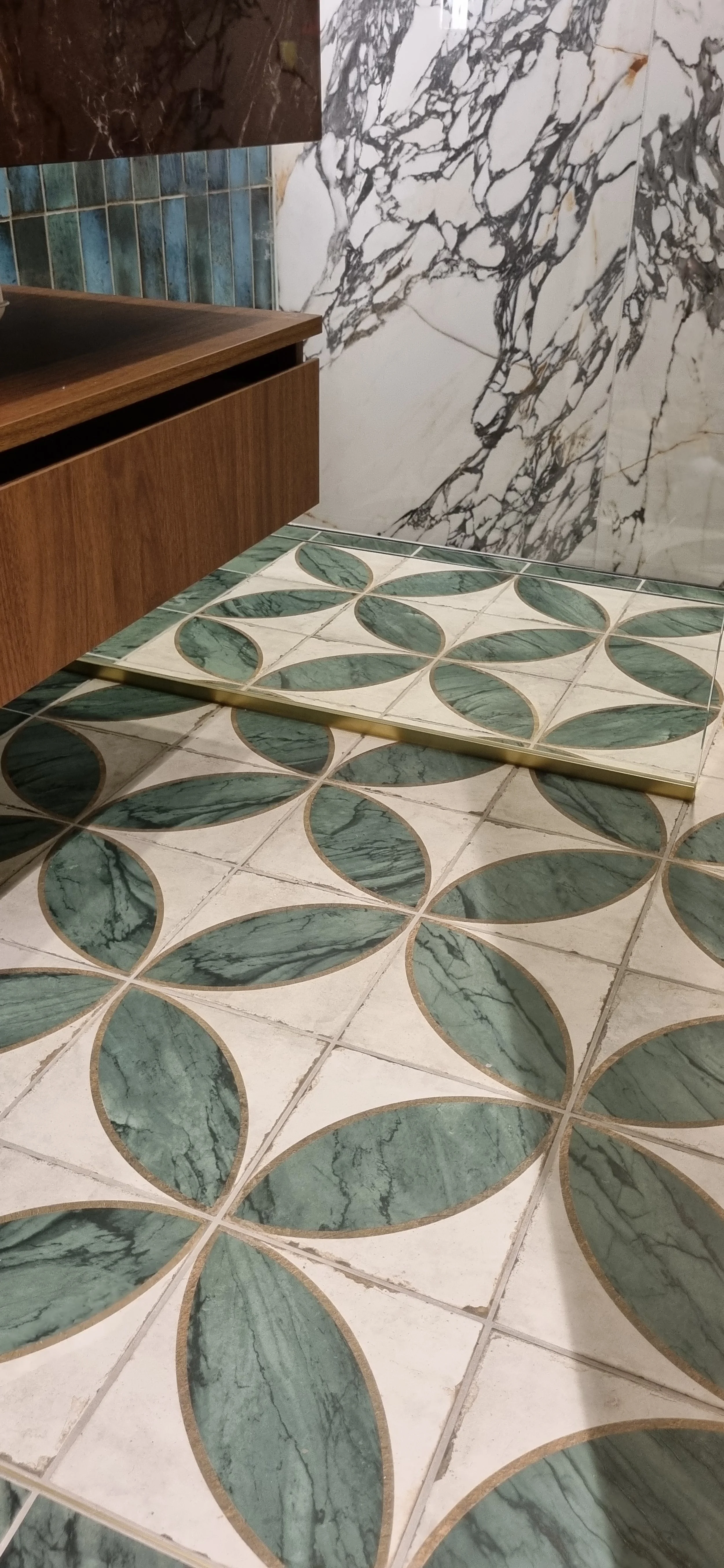 Crisp Designs The George Hotel Ensuite 14.jpg