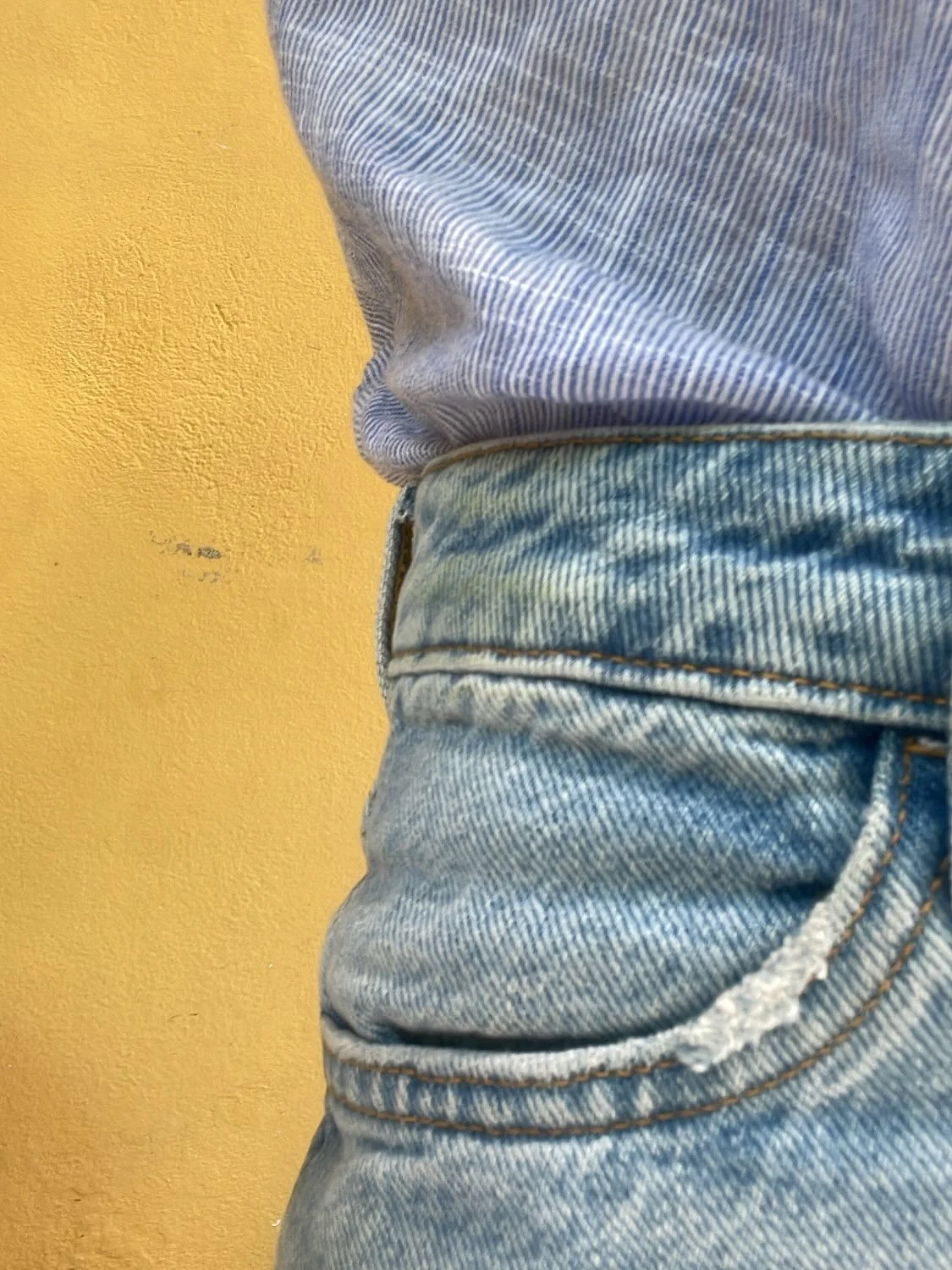 Colorful Summer Vibes 🌿

Un mur couleur soleil, un jean clair, l&rsquo;&eacute;t&eacute; sur la peau.
Les jours s&rsquo;&eacute;tirent, doux et dor&eacute;s, entre Sud et mer &Eacute;g&eacute;e. ☀️ 

Parce qu&rsquo;ici on aime la mode, les couleurs 