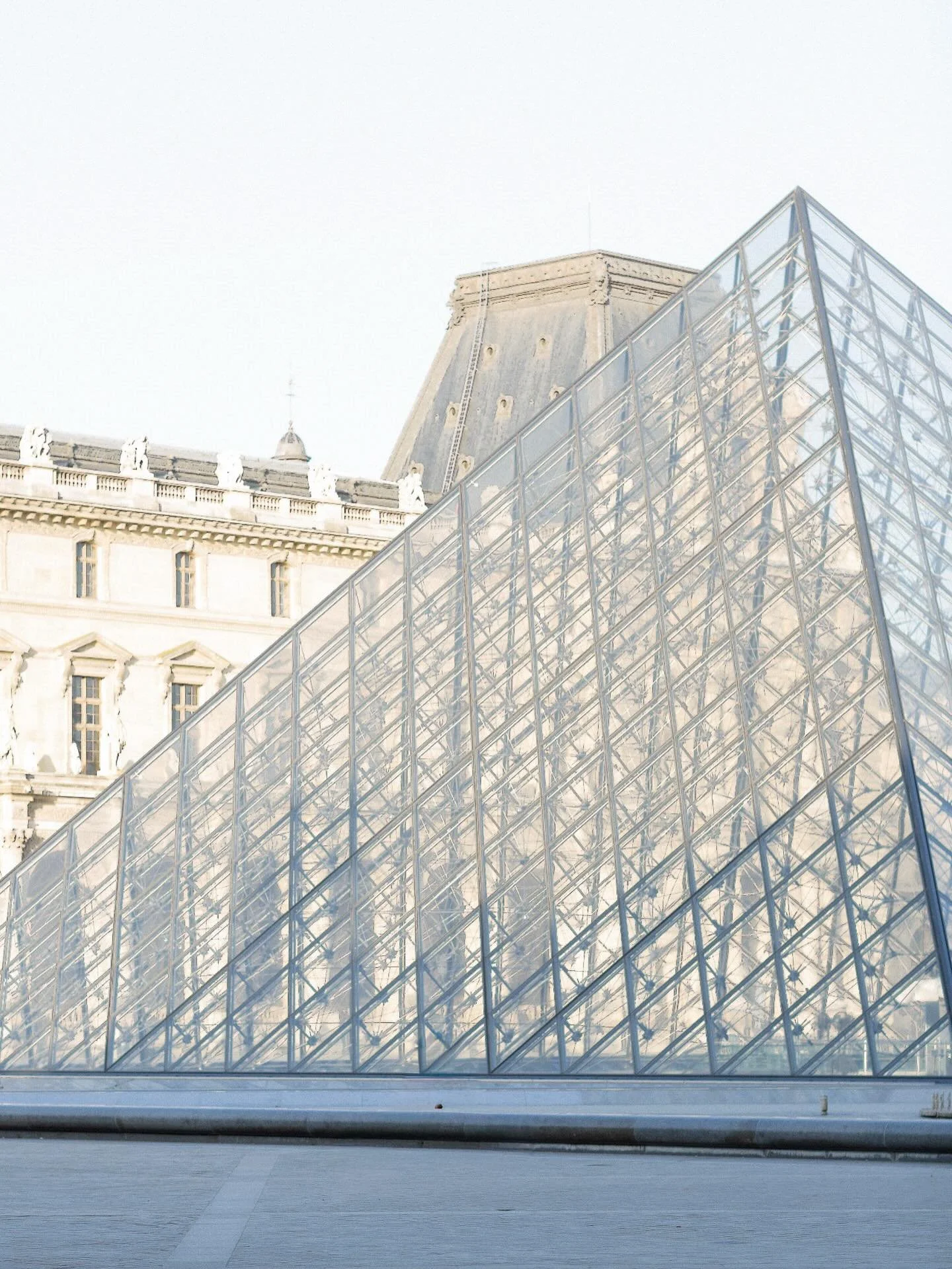 Light, lines &amp; silence.
Mus&eacute;e du Louvre
Paris | Mon studio ✨

Pourquoi se contenter de peu quand il est possible de cr&eacute;er des images l&agrave; o&ugrave; tout inspire ?

Tout est beau.
La lumi&egrave;re, l&rsquo;architecture, les cou