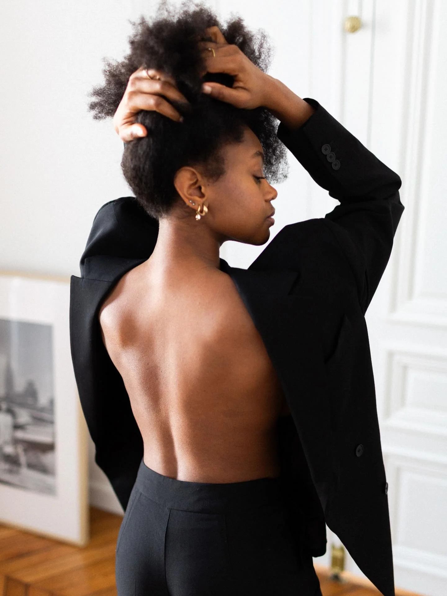 WOMAN
Audacieuse,
Fi&egrave;re,
Vuln&eacute;rable.

FEMME
Sacr&eacute;e,
Nourrici&egrave;re,
Aimante.

MUJER
L&eacute;g&egrave;re,
Instinctive,
Puissante.

Toutes ces nuances,
dans un seul corps.

&infin;

Muse @rebecca_dvn 

#photographeparis
#photo