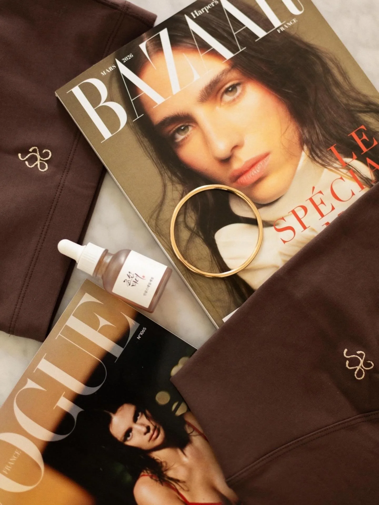 Mars, encore sur la peau.
La beaut&eacute; de ce qui respecte.

Juste comme &ccedil;a.
Parce que j&rsquo;aime les flatlay ✨
Mon petit c&ocirc;t&eacute; wedding photographer qui resurgit.

Juste pour c&eacute;l&eacute;brer la beaut&eacute; de ce qui r