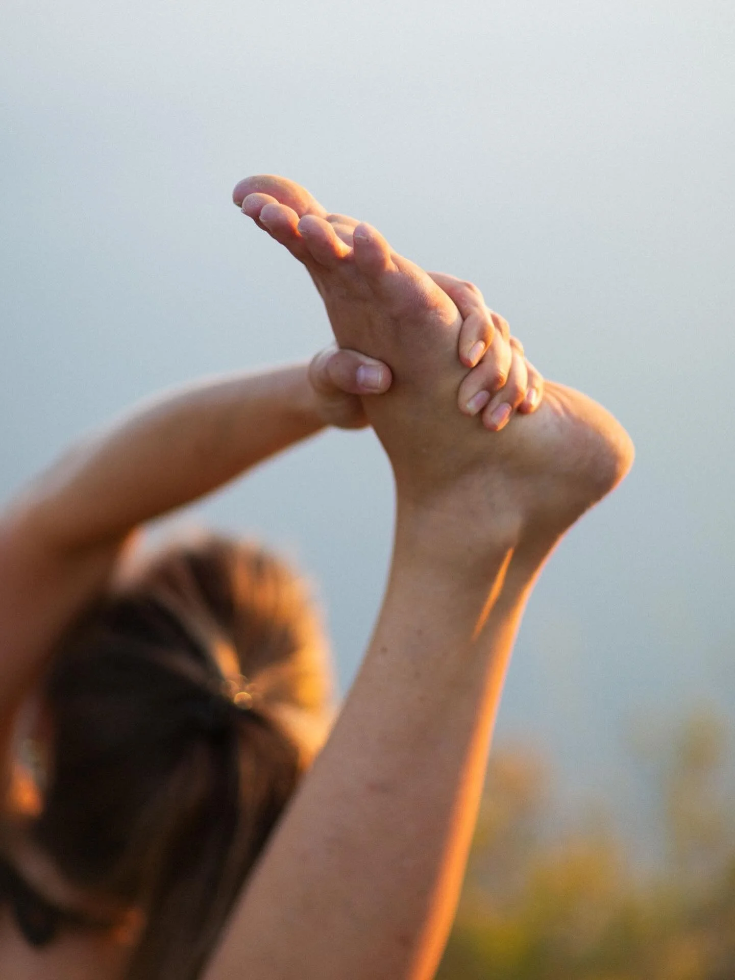 Et si, finalement,
tout commen&ccedil;ait par l&agrave; :

Prendre son pied. 

Provocant ?
Peut-&ecirc;tre.

Mais profond&eacute;ment juste.

Laisser votre joie &ecirc;tre votre fil conducteur. 🙏

☀️🫶☀️

Ma beauty @yogalibrecassis 
Wearing @paindes