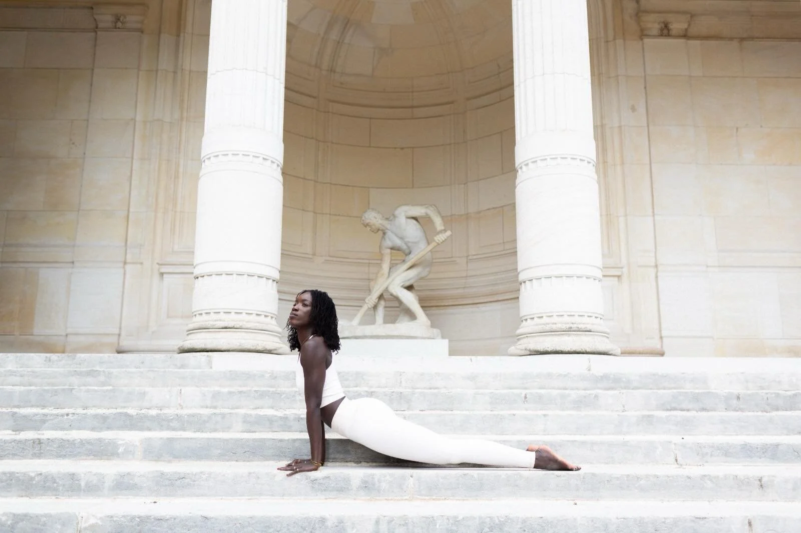 When movement becomes art. ✨

The body softens.
Architecture breathes.
Everything becomes poetry.

Avec ma merveilleuse @_bine_ta 🤍
Outfit @prestesse_