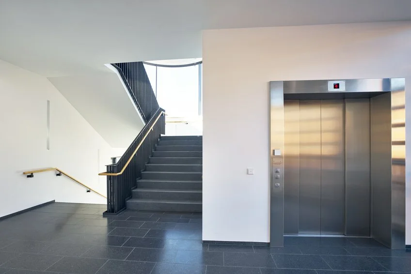 treppenhaus-modern-gebaeude-fenster-aufzug-upixa-fotolia105994651s.jpg
