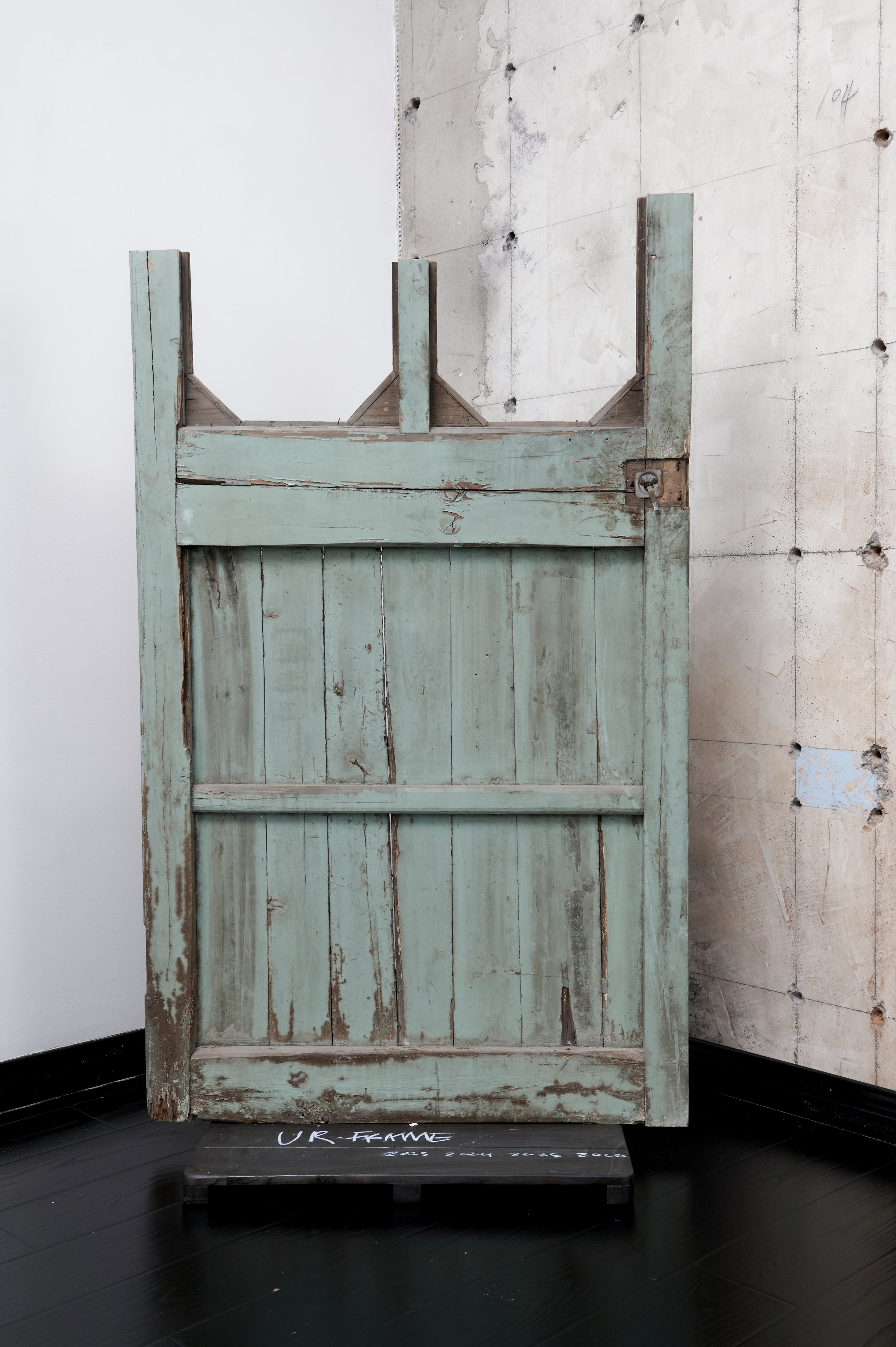 
Ur-Frame, 2024-2025, 80x40x137cm
Door, Timber, Hook and Chalk