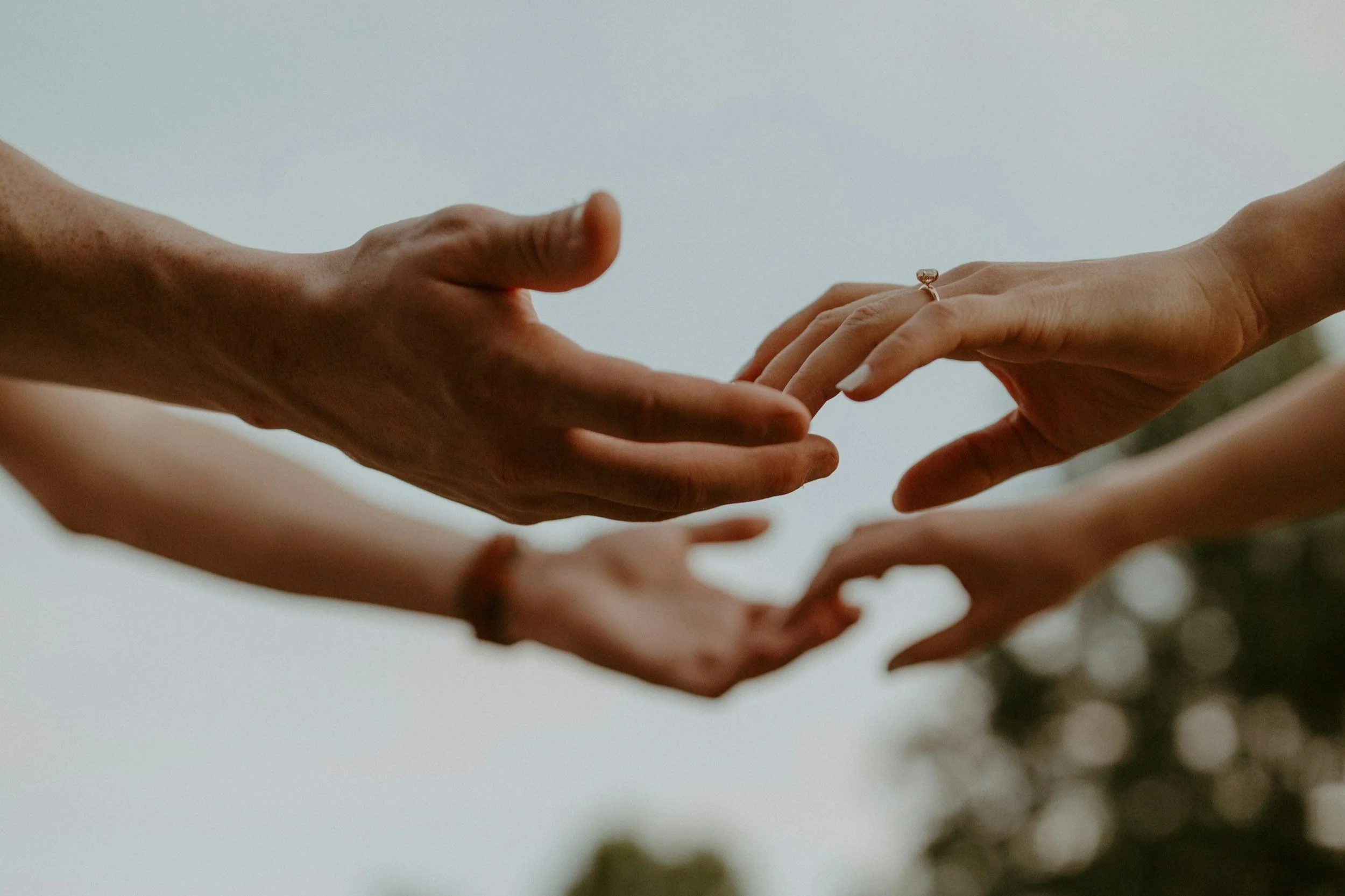 When Closeness Only Appears at the Edge of Loss: Attachment, Trauma Bonds and the Invisible Cycle in Relationships