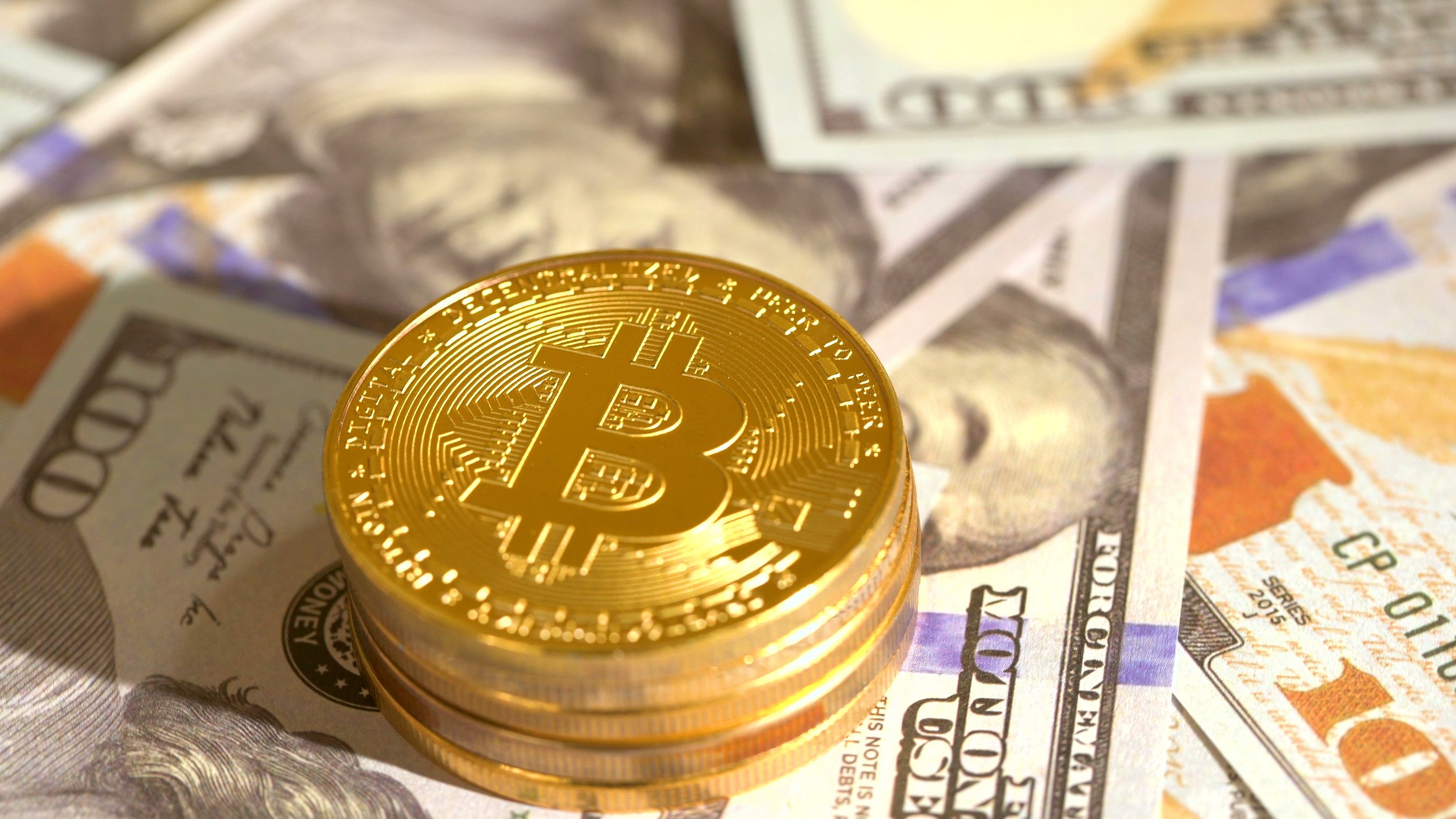 الأحداث الأخيرة حول البيتكوين: قرارات الرئيس الأمريكي دونالد ترامب وتحذيرات من استغلال الشركات المحتالة