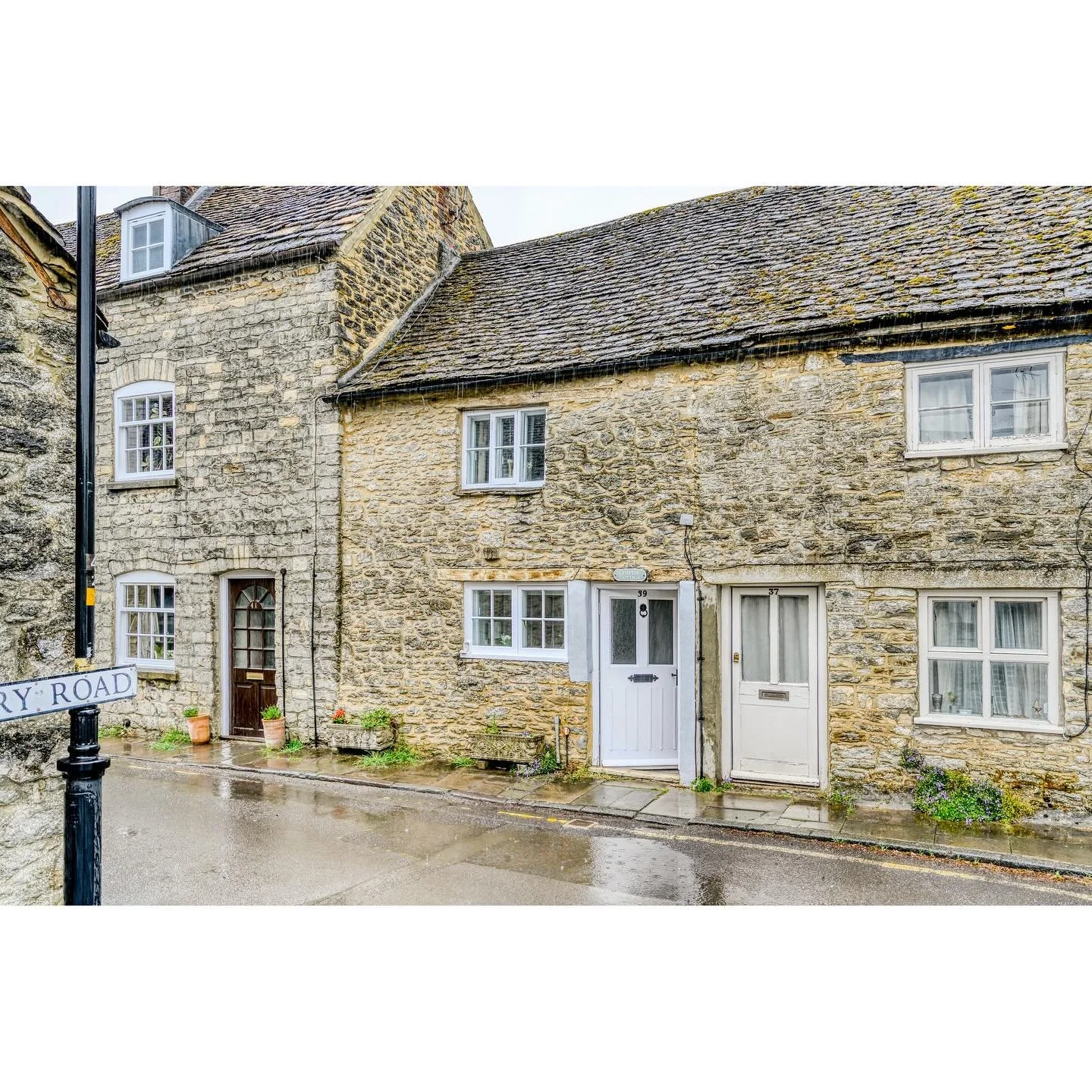 Even a rainy day in Malmesbury didn’t stop me from getting some bright photos on this lovely little cottage! 🏠🌧️
We found a secret under the living room rug too 🤫🚪😁
🏡🧱📸
#EstatePhotography #PropertyPhotography #EstateAgent #RealEstate