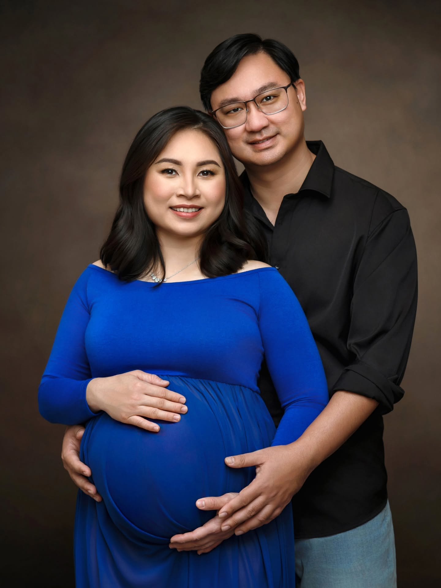 First came love, then came partnership. Now comes something even greater; the beautiful unknown of parenthood, side by side. And yes, it&rsquo;s as powerful as it looks.

Hair and makeup by @pinkunicorn_beauty
.
.
#yeelimphotography
#maternityphotogr