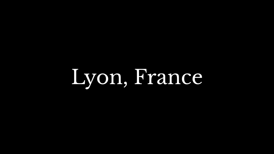Schwarzes Bild mit weißem Text, der 'Lyon, Frankreich' sagt.