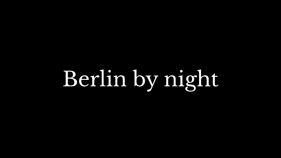 Schwarzer Hintergrund mit weißen Text: "Berlin by night"