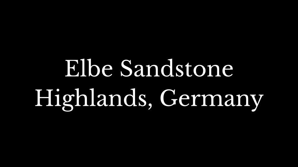 Schwarzer Hintergrund mit weißen Text, der "Elbe Sandstone Highlands, Germany" beschreibt.