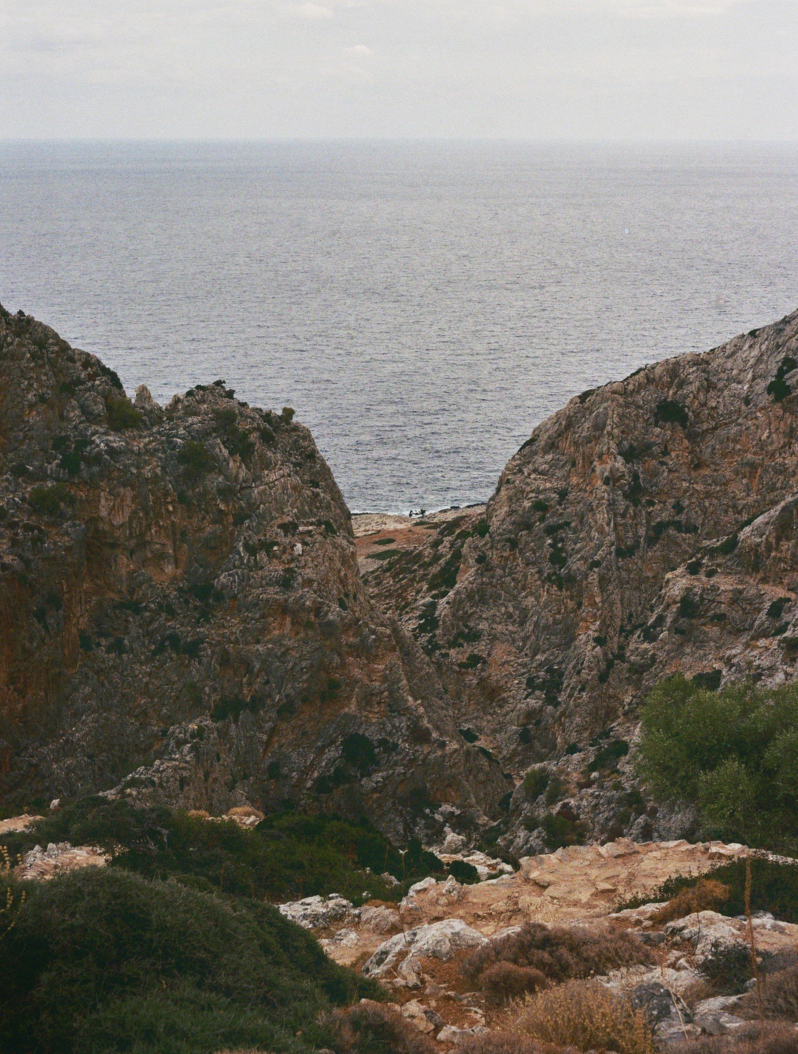 Felsige Küste mit Blick auf das offene Meer