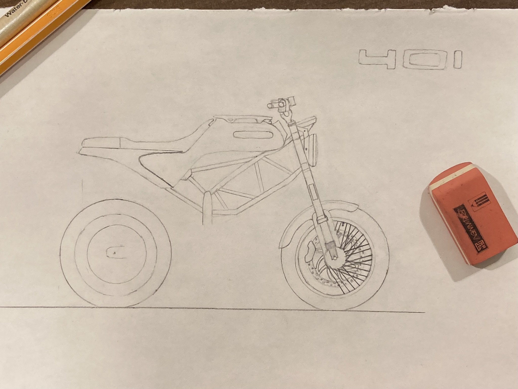 Skizze eines Motorrads auf einem Blatt Papier, daneben ein Radiergummi.