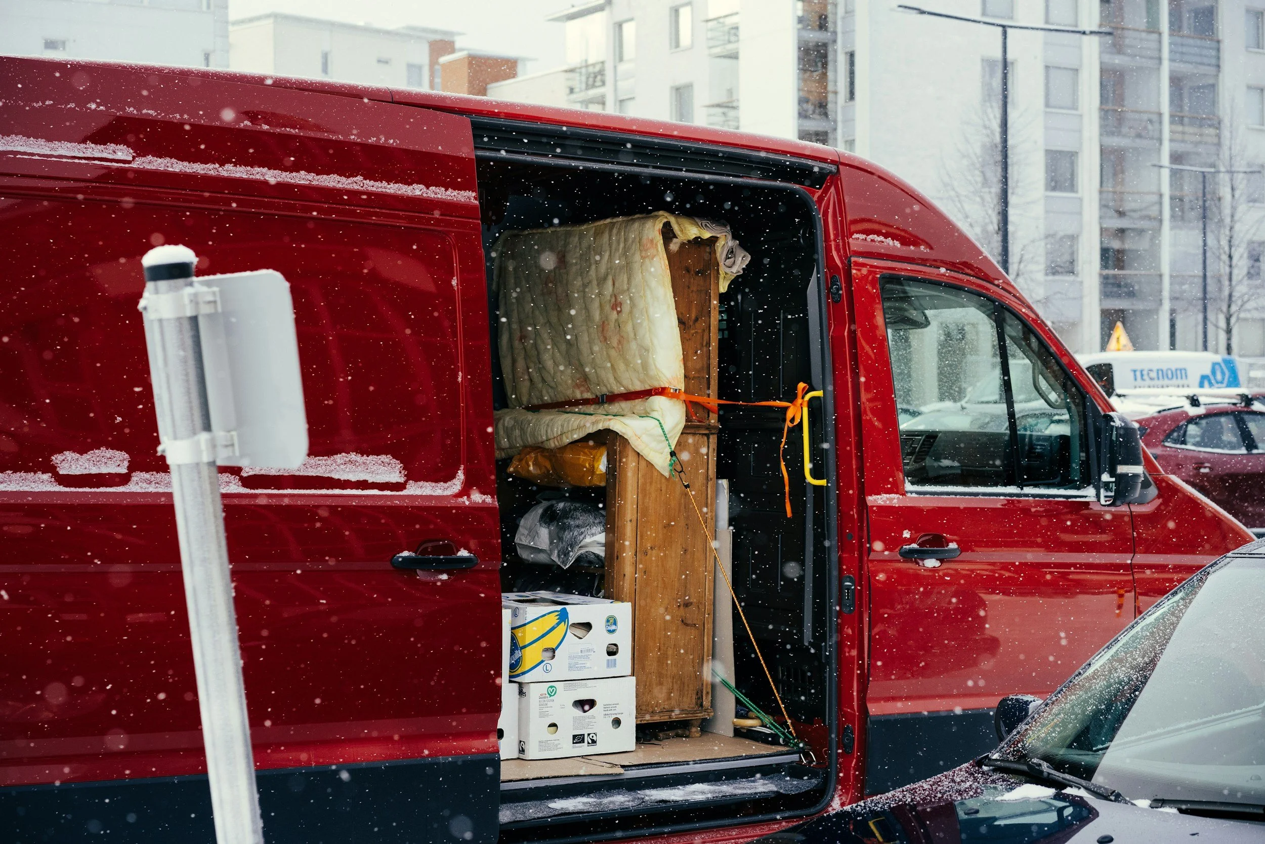 Kuolinpesän tyhjennyksen tavaroita ja huonekaluja pakettiautossa.