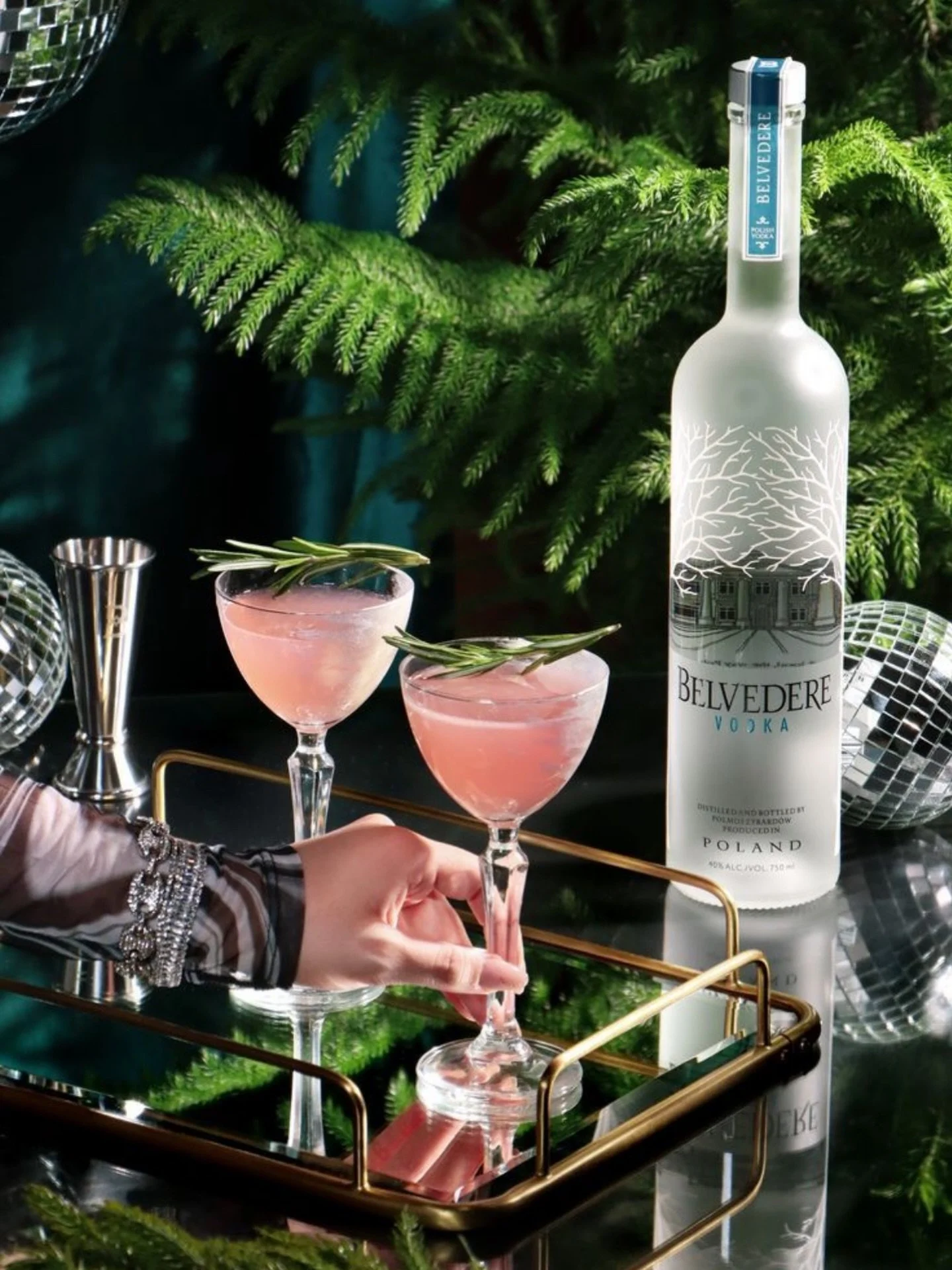 🎄 Belvedere Vodka ei ole lihtsalt viin, vaid Poola rukkist valmistatud luksuslik k&auml;sit&ouml;&ouml;viin. Valmistatud 100% Poola Dankowskie rukkist ja puhastatud arteesiaallikaveega. Tulemus on erakordselt puhas, siidine ja tasakaalus maitse, mis