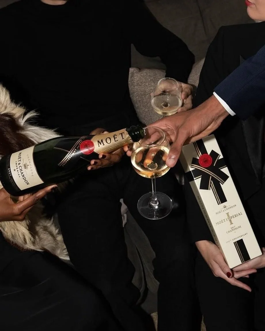 Mo&euml;t &amp; Chandon &scaron;ampanja on &uuml;le 250 aasta vana kaubam&auml;rk. See on alati olnud glamuuri, luksuse ja tippmoe s&uuml;mbol. Jooki juuakse siiani k&otilde;ige kallimates klubides ning pakutakse luksuslikemais hotellides. 

Tasakaal