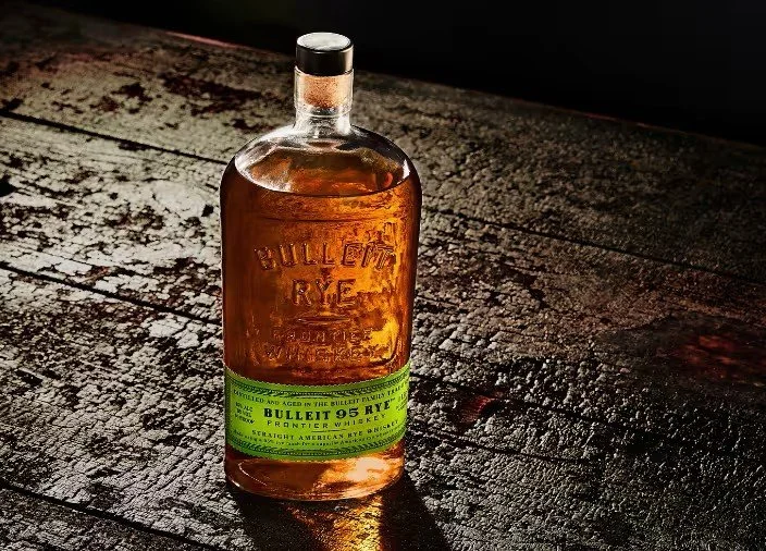 spirits-beer-and-drinks_our-brands_american-whiskey_bulleit-rye-split-media.jpg_.jpg