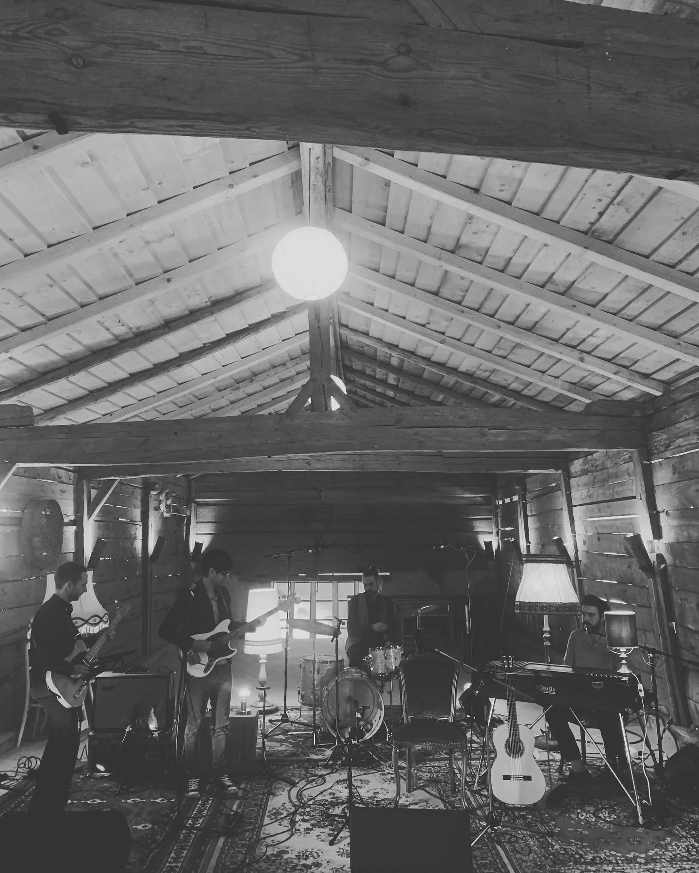 The first of 4 @dirtyathena live sessions took place at the wonderfull Kargsinn farm. @latin_lutschi and band performed 🚂🚂 stay tuned!