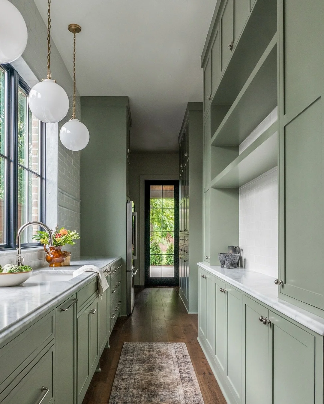 Saxon Part 5: Party in the back (kitchen)!!!🍸
Say hello to the back-kitchen moment where cocktails queue up, dishes vanish, and the front stays calm. 
Prep, stash, secret snacks… all tucked away so the main space stays guest ready.
Dreamin