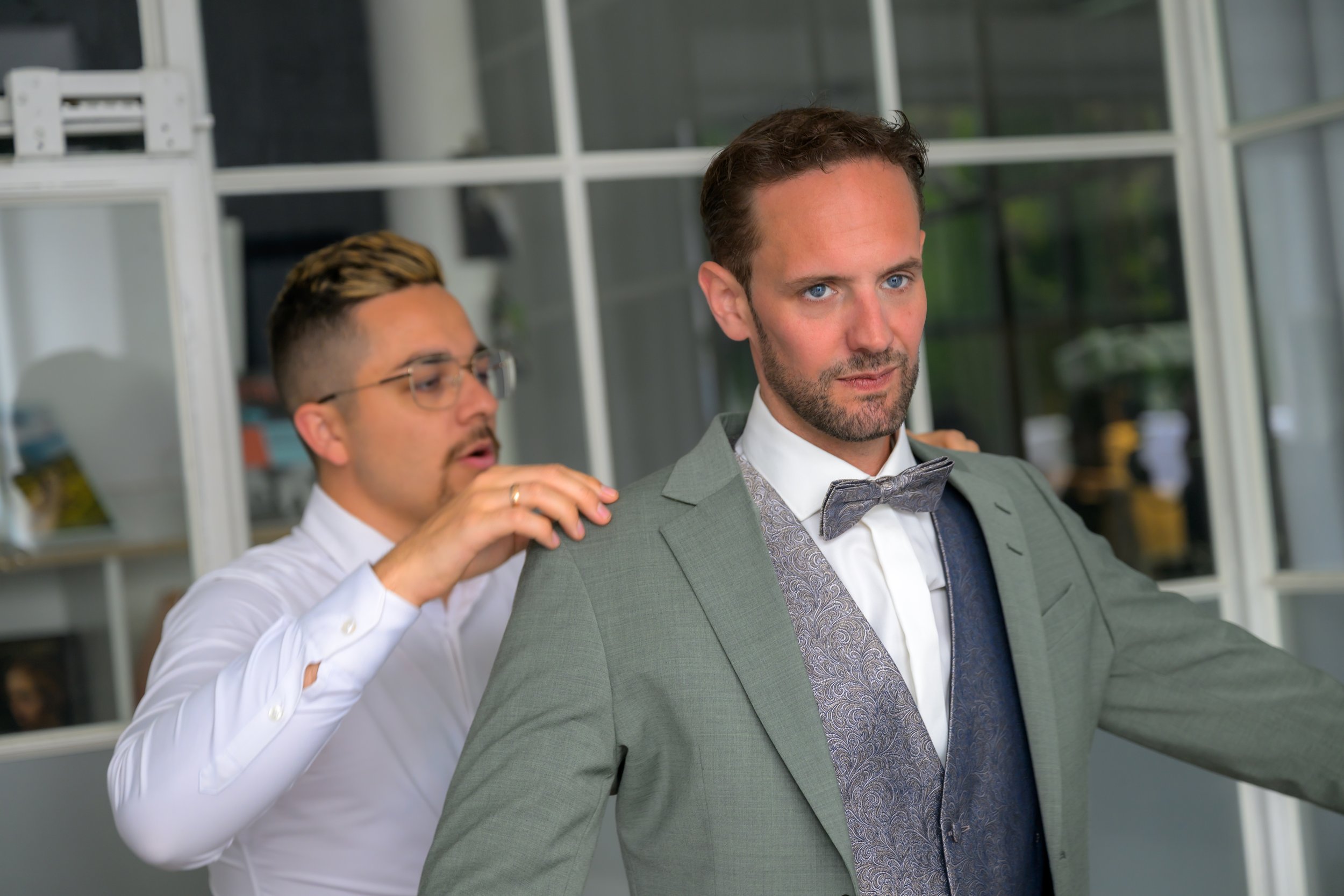Foto von einem Bräutigam beim "Getting Ready"