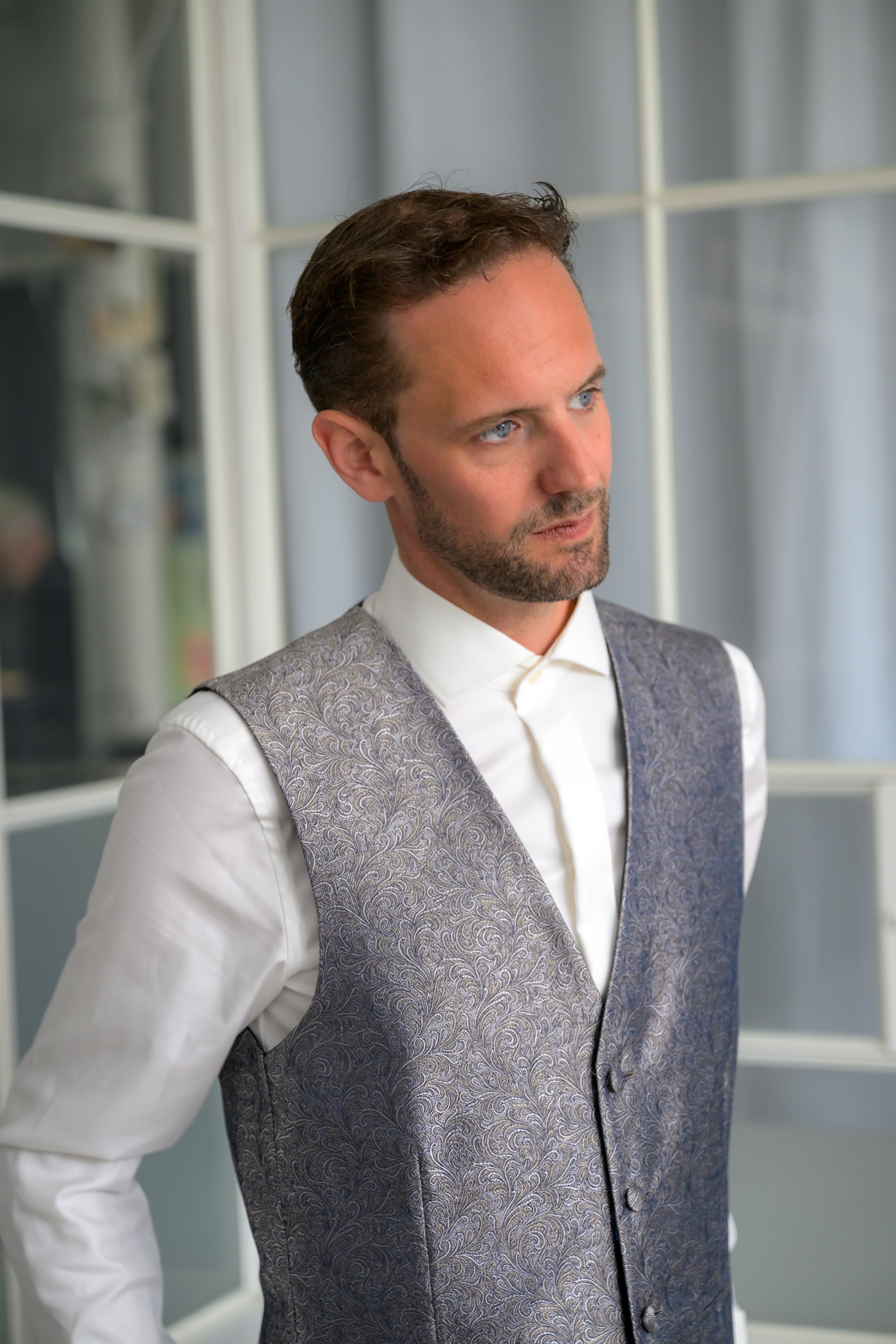 Foto von einem Bräutigam vor der Hochzeit