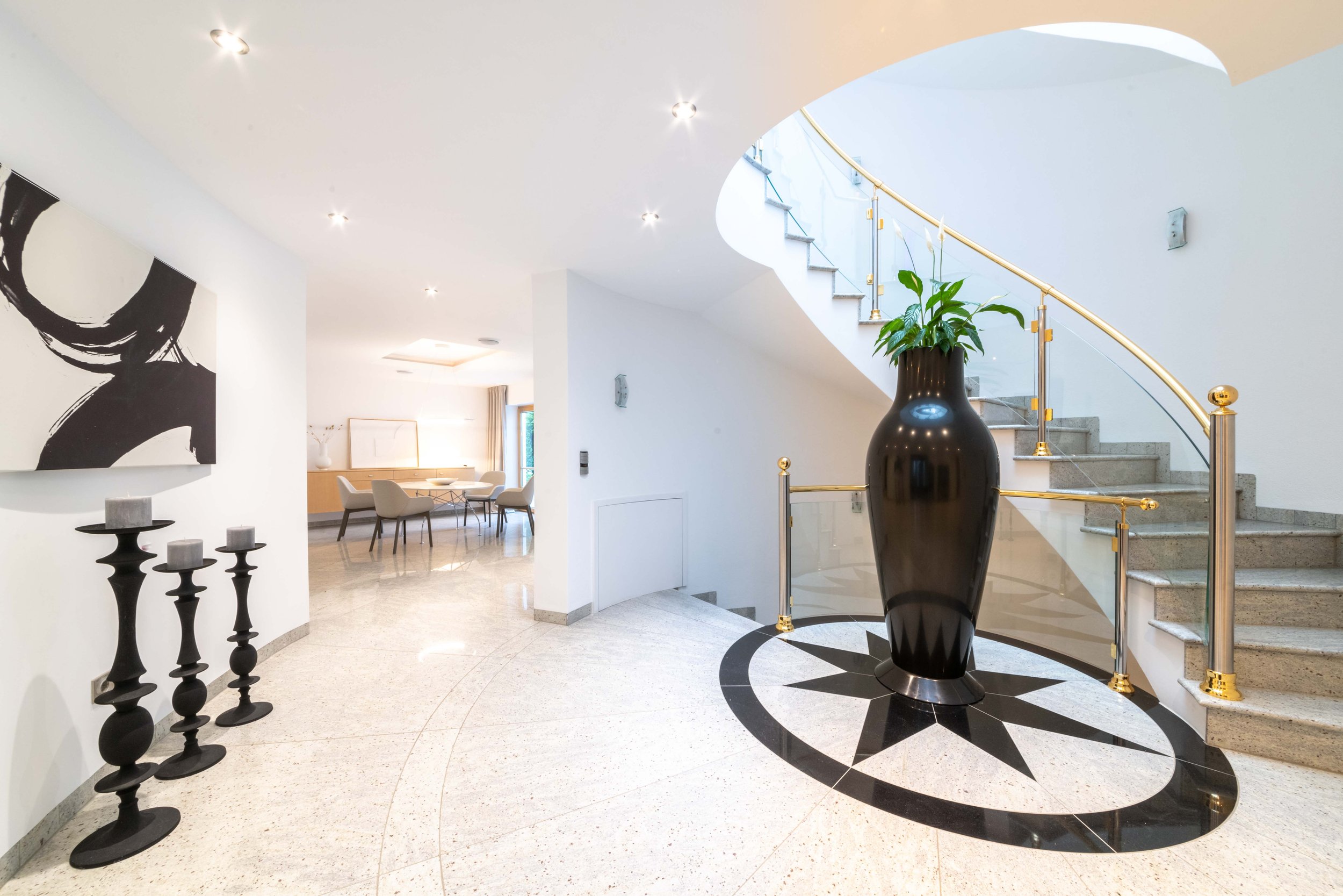 Großzügiger Wohnbereich Home Staging mit hoher Decke und skulpturaler Vase